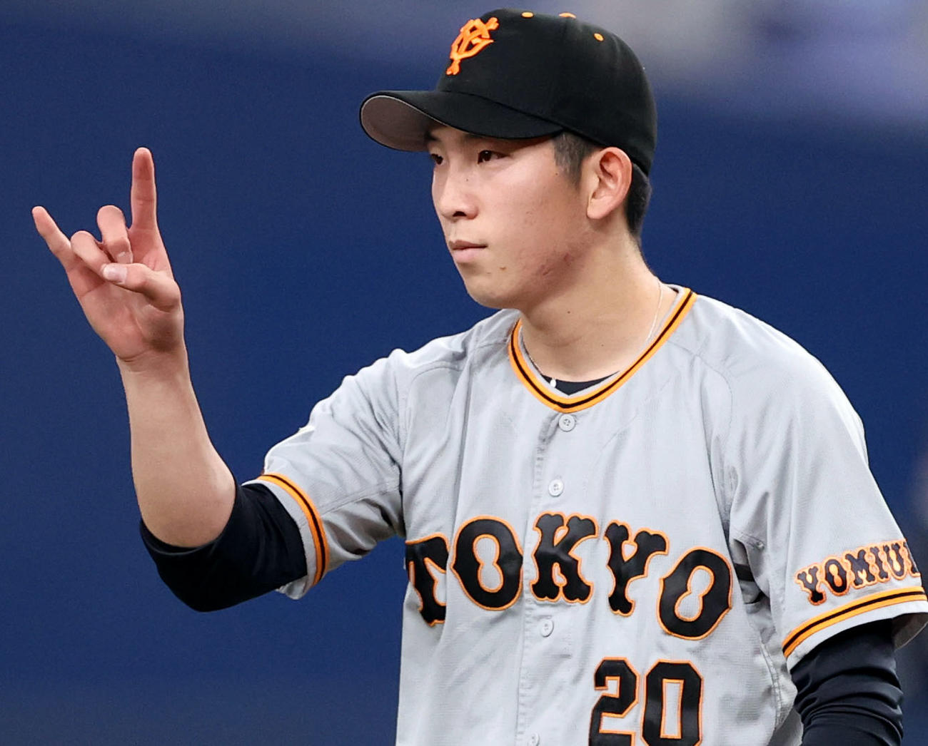オリックス対巨人　4回裏オリックス1死、頓宮を空振り三振に仕留め、内野陣に2アウトを示す戸郷（撮影・狩俣裕三）