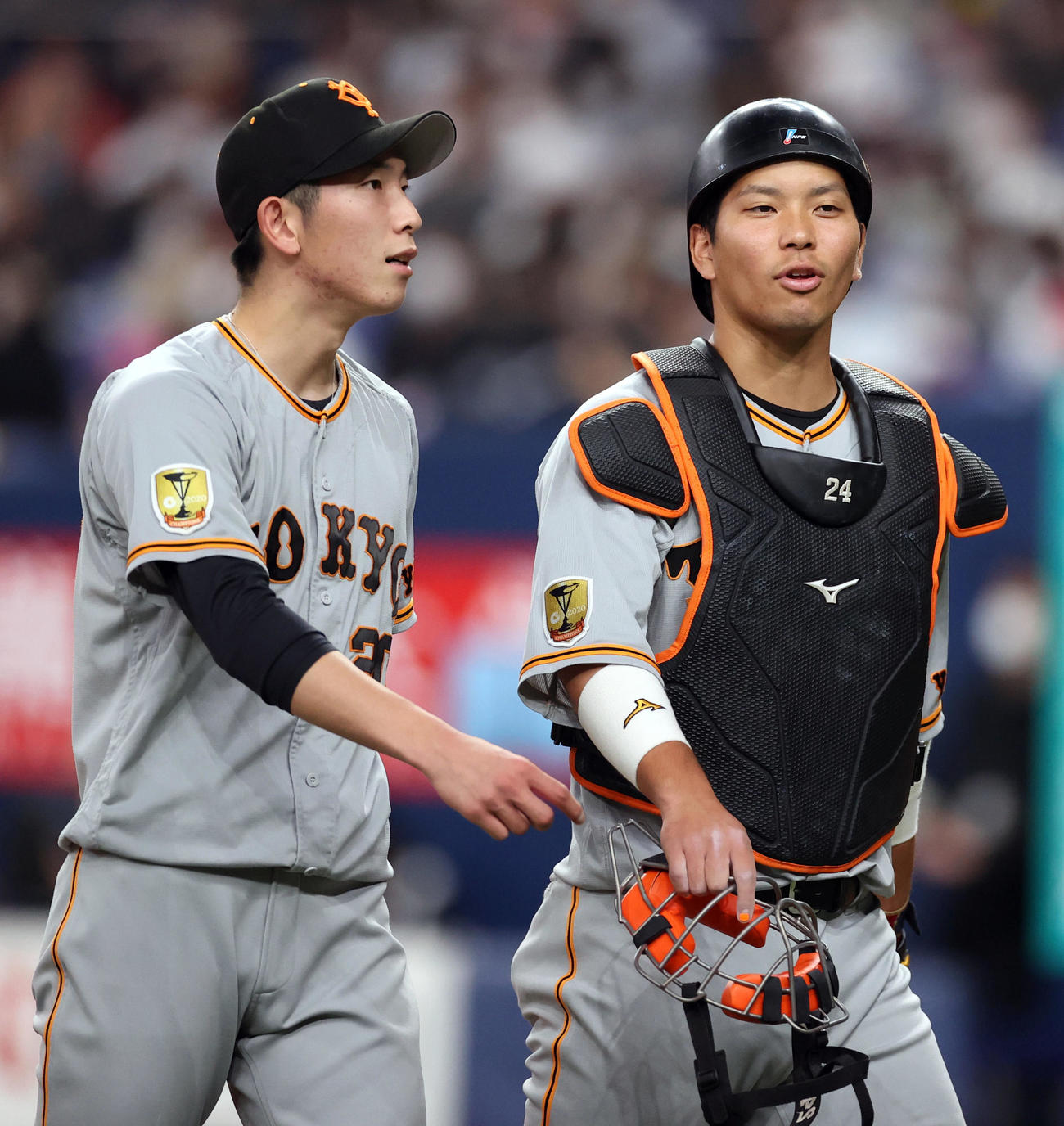 オリックス対巨人　6回裏を終え、大城（右）と話ながらベンチに戻る戸郷（撮影・狩俣裕三）