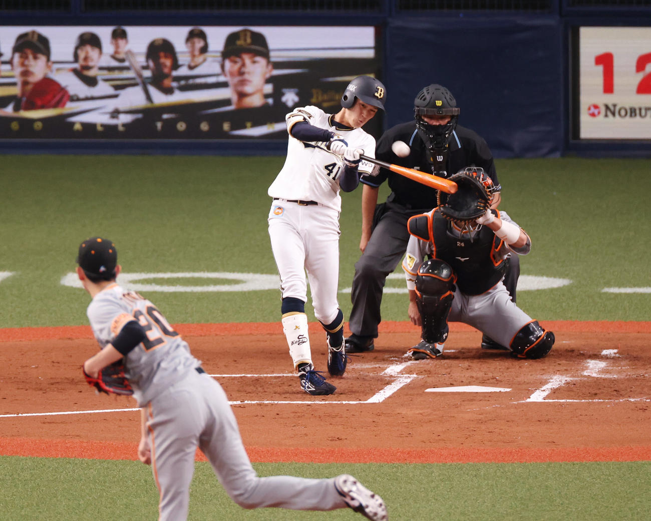 オリックス対巨人　1回裏オリックス無死、右越えに先制本塁打を放つ佐野皓（撮影・清水貴仁）