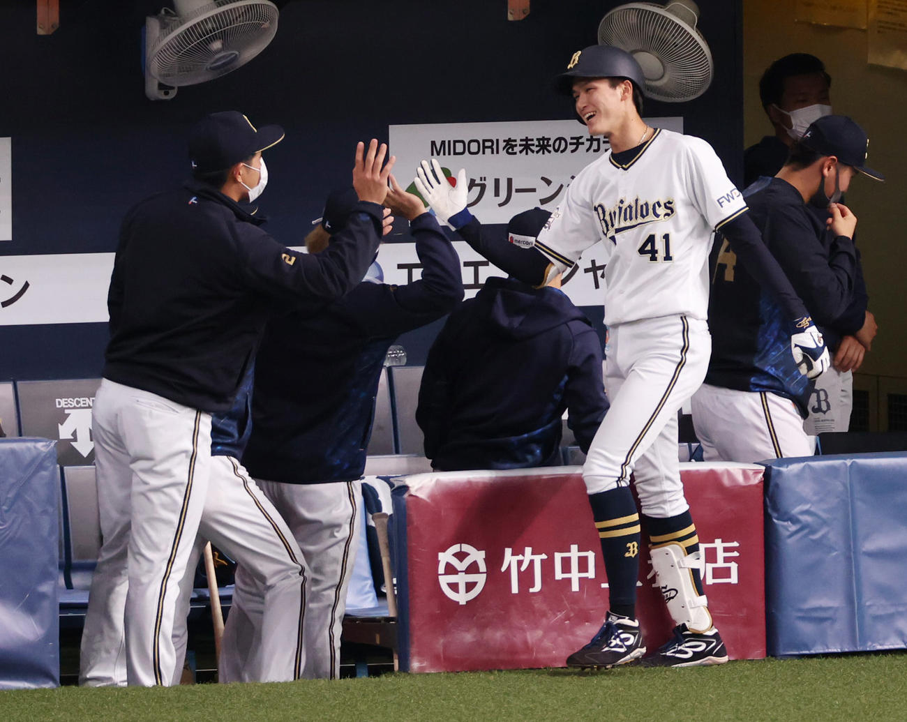 オリックス対巨人　1回裏オリックス無死、右越え先制本塁打を放った佐野皓はナインに迎えられる（撮影・清水貴仁）