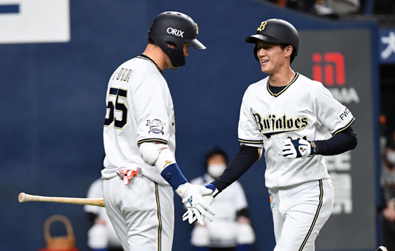 オリックス対巨人　1回裏オリックス無死、佐野皓（右）は右越え先頭打者本塁打を放ちT－岡田と笑顔でタッチ（撮影・前岡正明）
