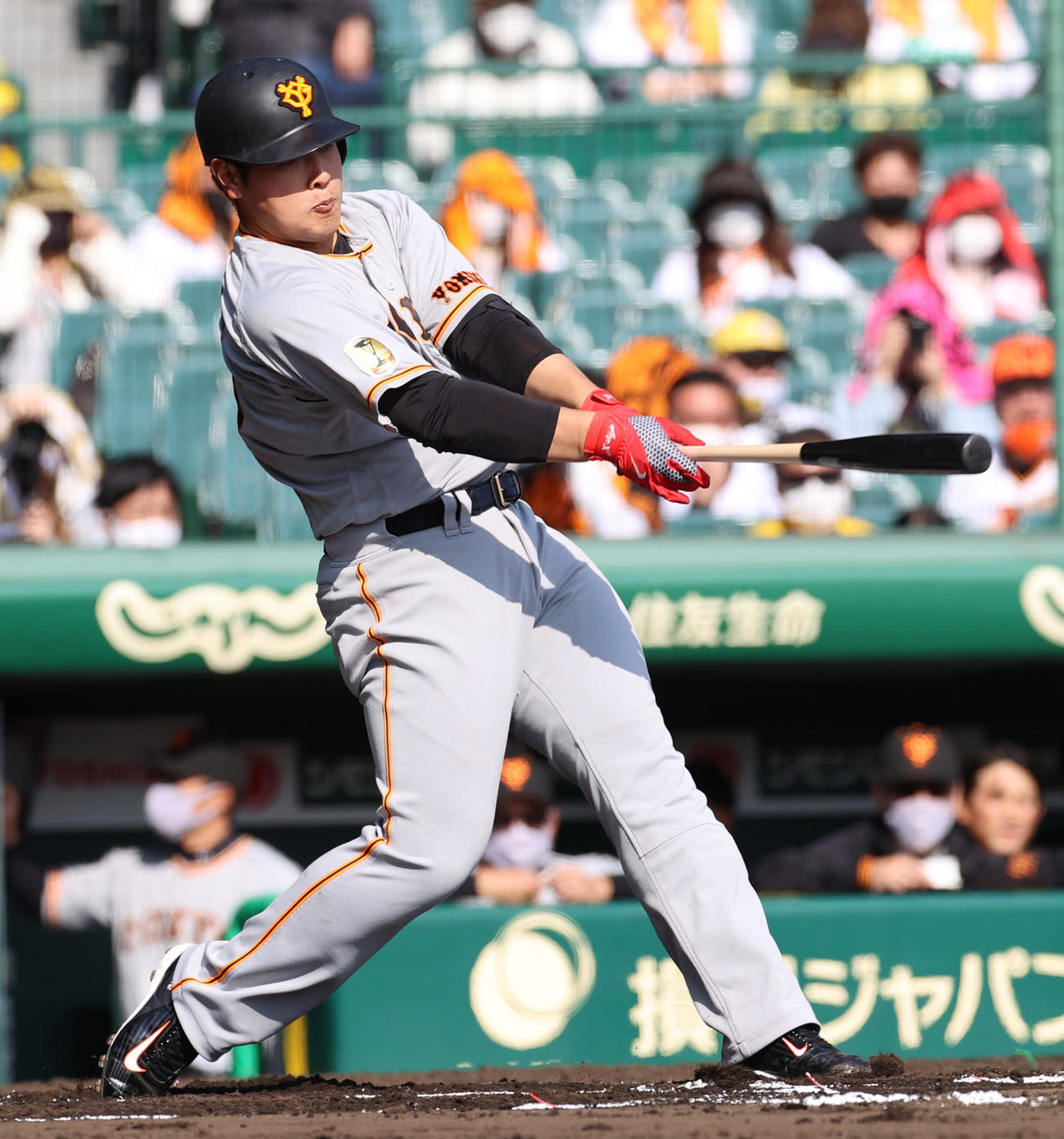 阪神対巨人　6回表巨人2死一塁、左翼線二塁打を放つ岡本和真（撮影・清水貴仁）