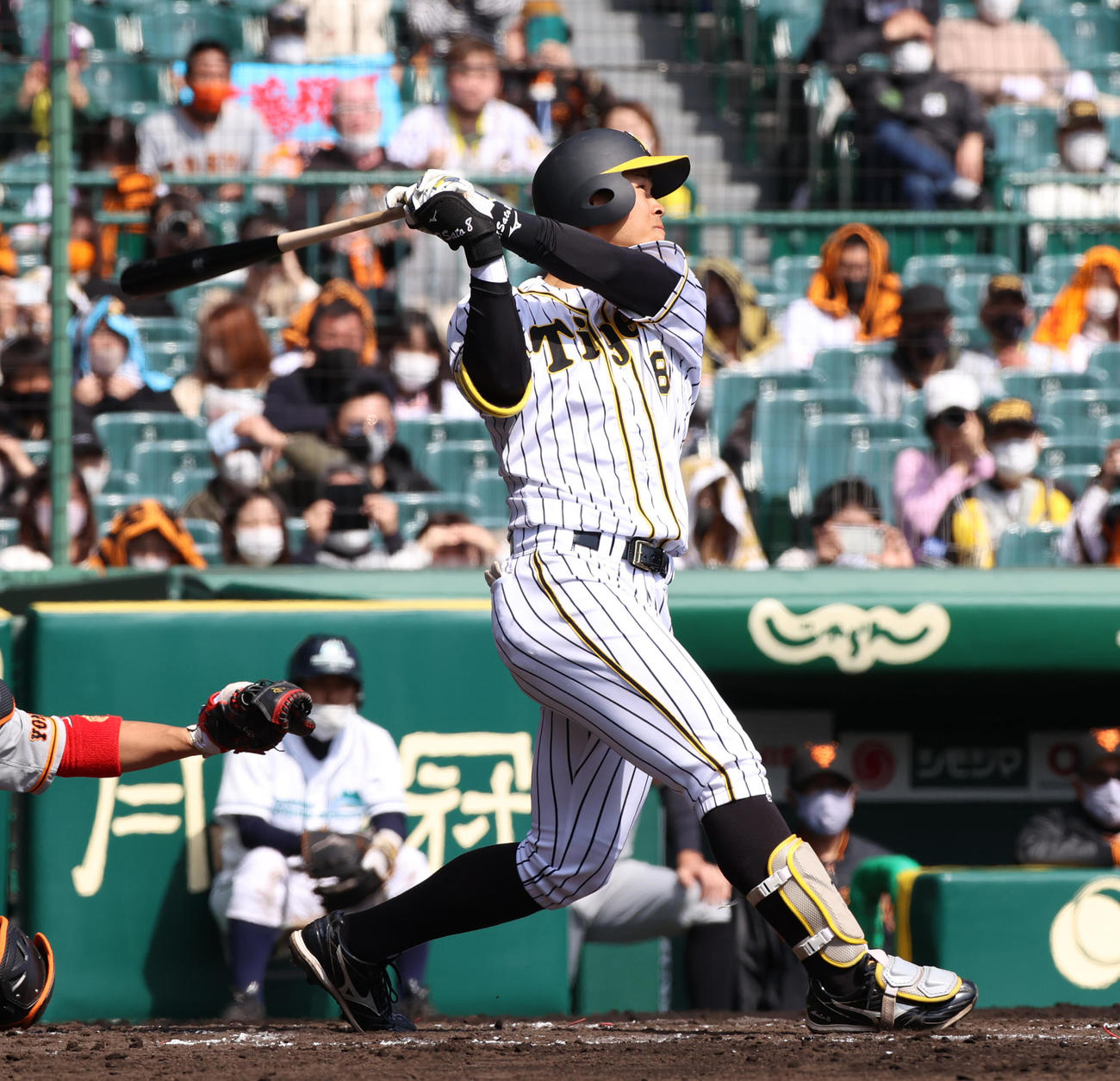 阪神対巨人　2回裏阪神1死一塁、左飛に倒れる佐藤輝明（撮影・清水貴仁）
