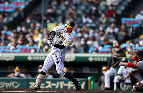 阪神対巨人　4回裏阪神2死、左翼席ギリギリにソロ本塁打を放つ佐藤輝（撮影・狩俣裕三）