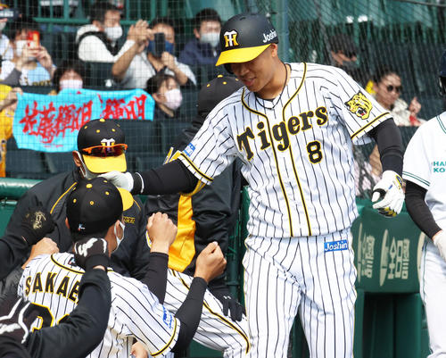 阪神対巨人　4回裏阪神2死、左翼ポール際への先制本塁打で生還する佐藤輝明（撮影・清水貴仁）