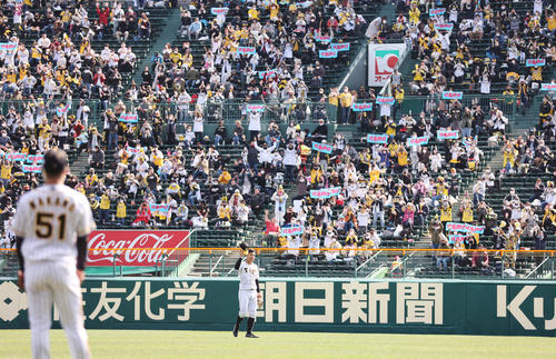 阪神対巨人　4回に先制本塁打を放ちファンの歓声に応える佐藤輝明（撮影・清水貴仁）