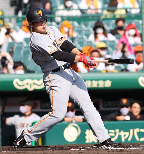 阪神対巨人　6回表巨人2死一塁、左翼線二塁打を放つ岡本和真（撮影・清水貴仁）