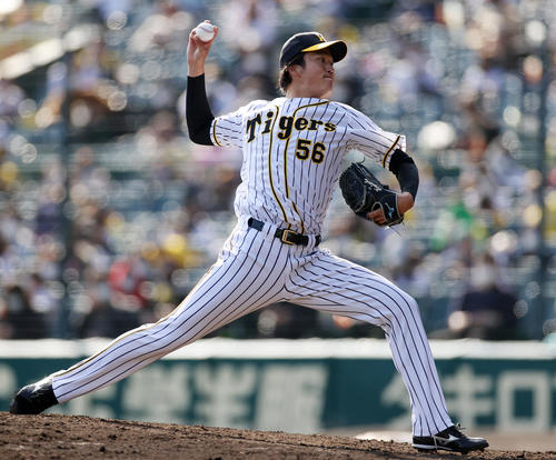 阪神対巨人　8回表から登板する小林（撮影・狩俣裕三）