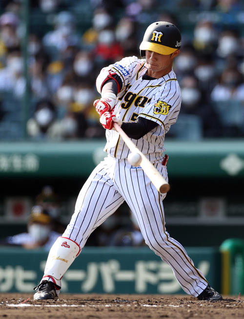 阪神対巨人　8回裏阪神無死、左前打を放つ中野（撮影・狩俣裕三）