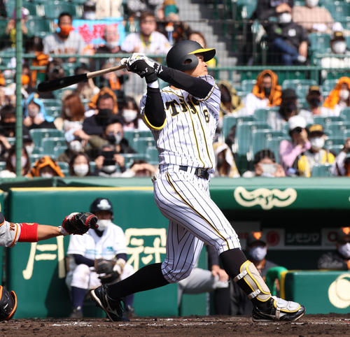 阪神対巨人　2回裏阪神1死一塁、左飛に倒れる佐藤輝明（撮影・清水貴仁）
