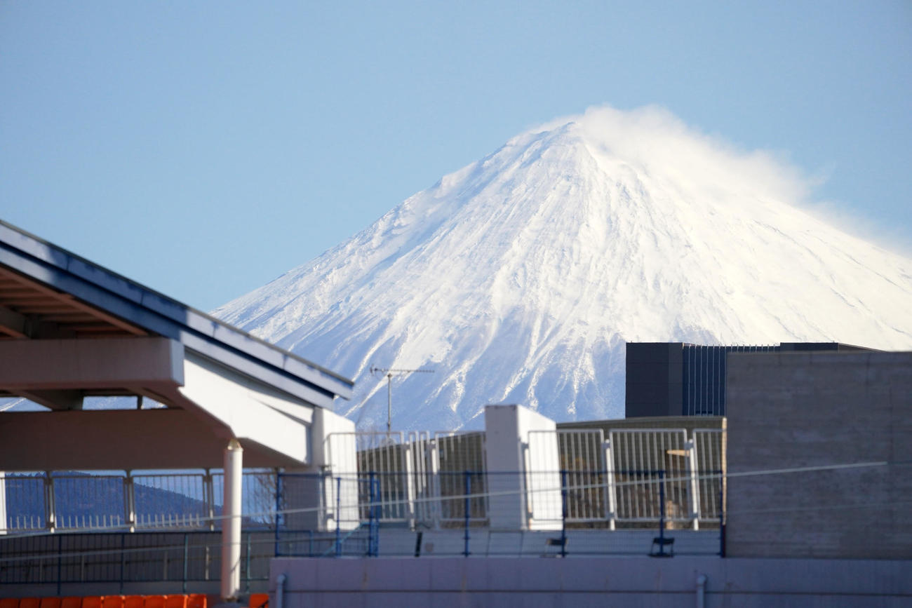 楽天対DeNA　草薙球場から見える富士山（撮影・横山健太）