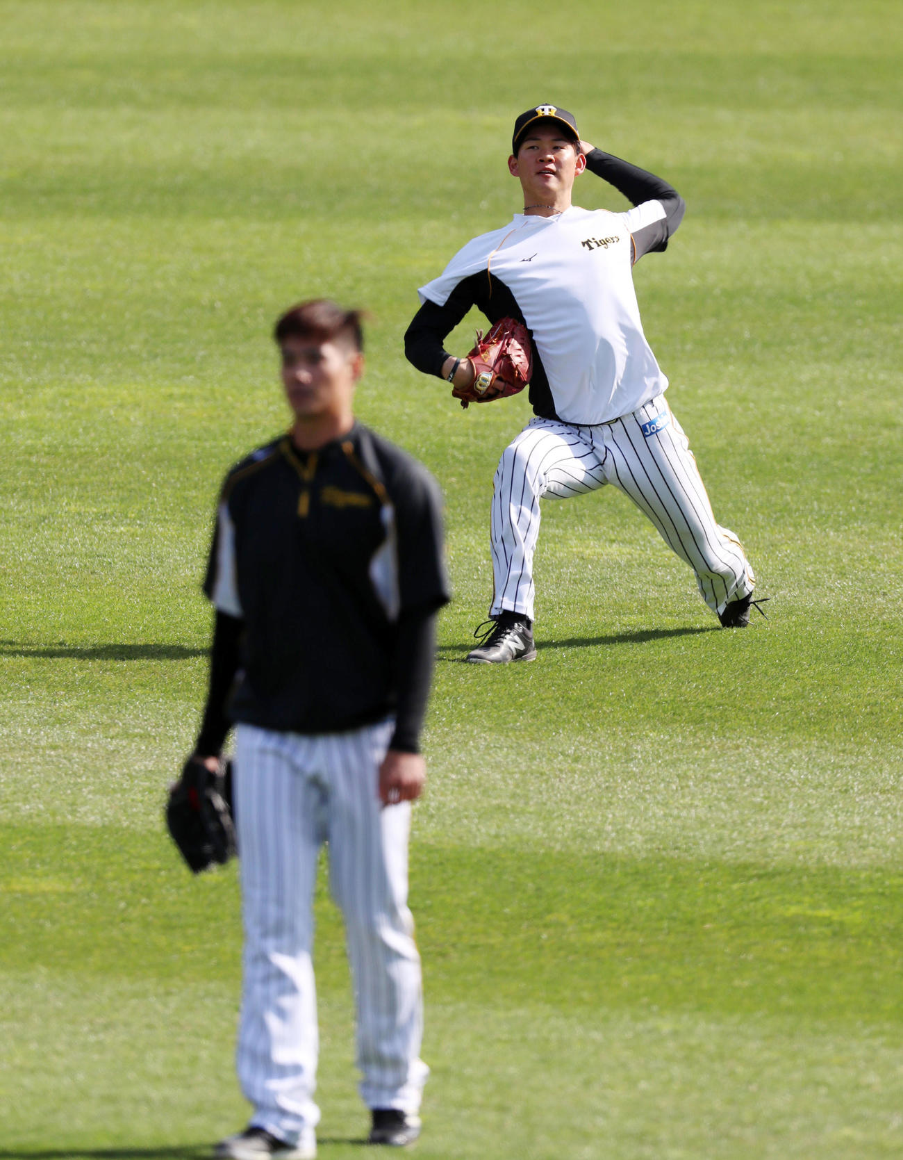 阪神対巨人　練習でキャッチボールする及川、左はチェン（撮影・加藤哉）