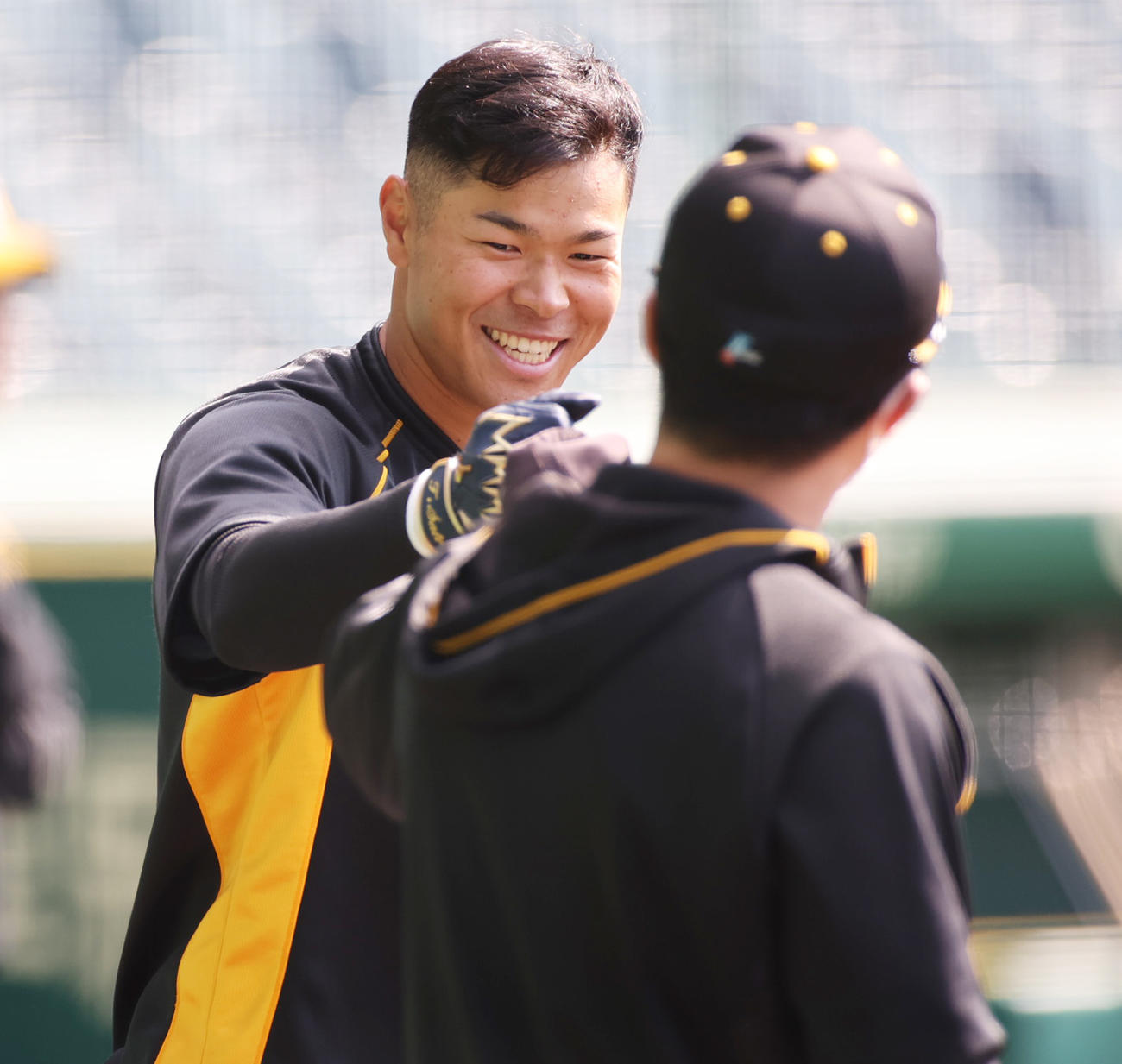 阪神対巨人　打撃練習でグータッチをみせる佐藤輝明（撮影・清水貴仁）