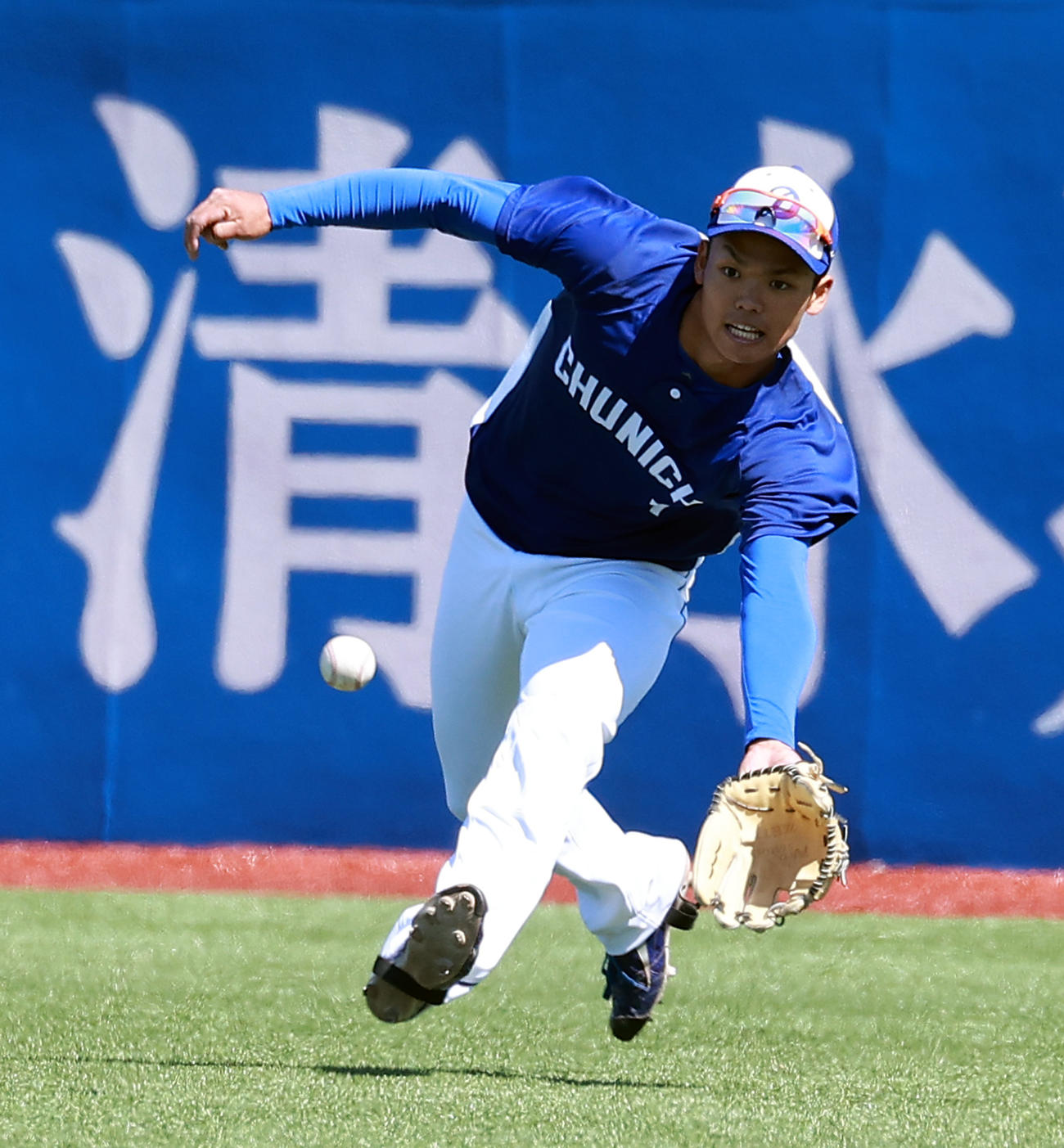 ヤクルト対中日　右翼守備のノックを受ける根尾（撮影・浅見桂子）