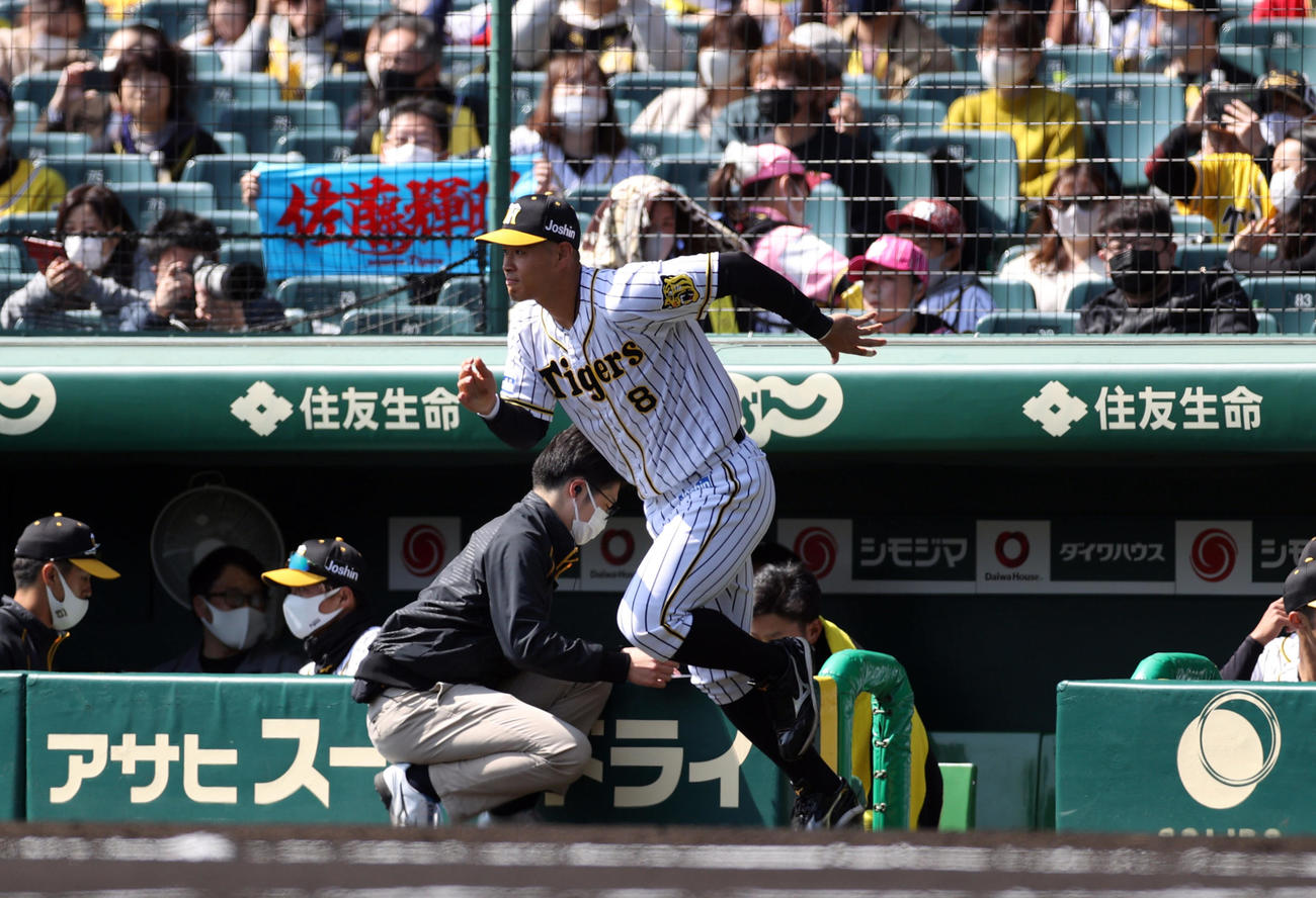 阪神対巨人　試合前、新入団選手の発表で登場する佐藤輝（撮影・狩俣裕三）