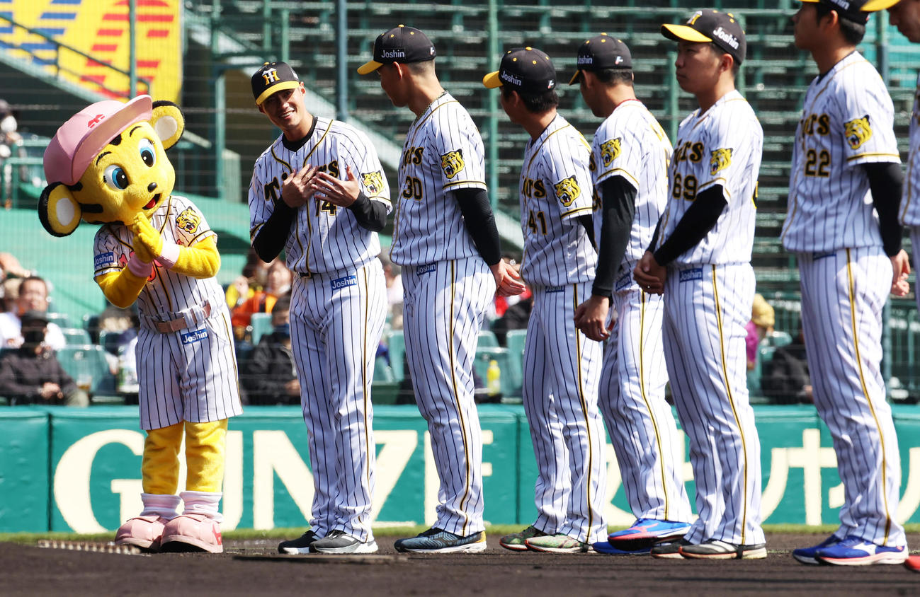 阪神の新入団選手紹介で整列する選手たち（撮影・清水貴仁）