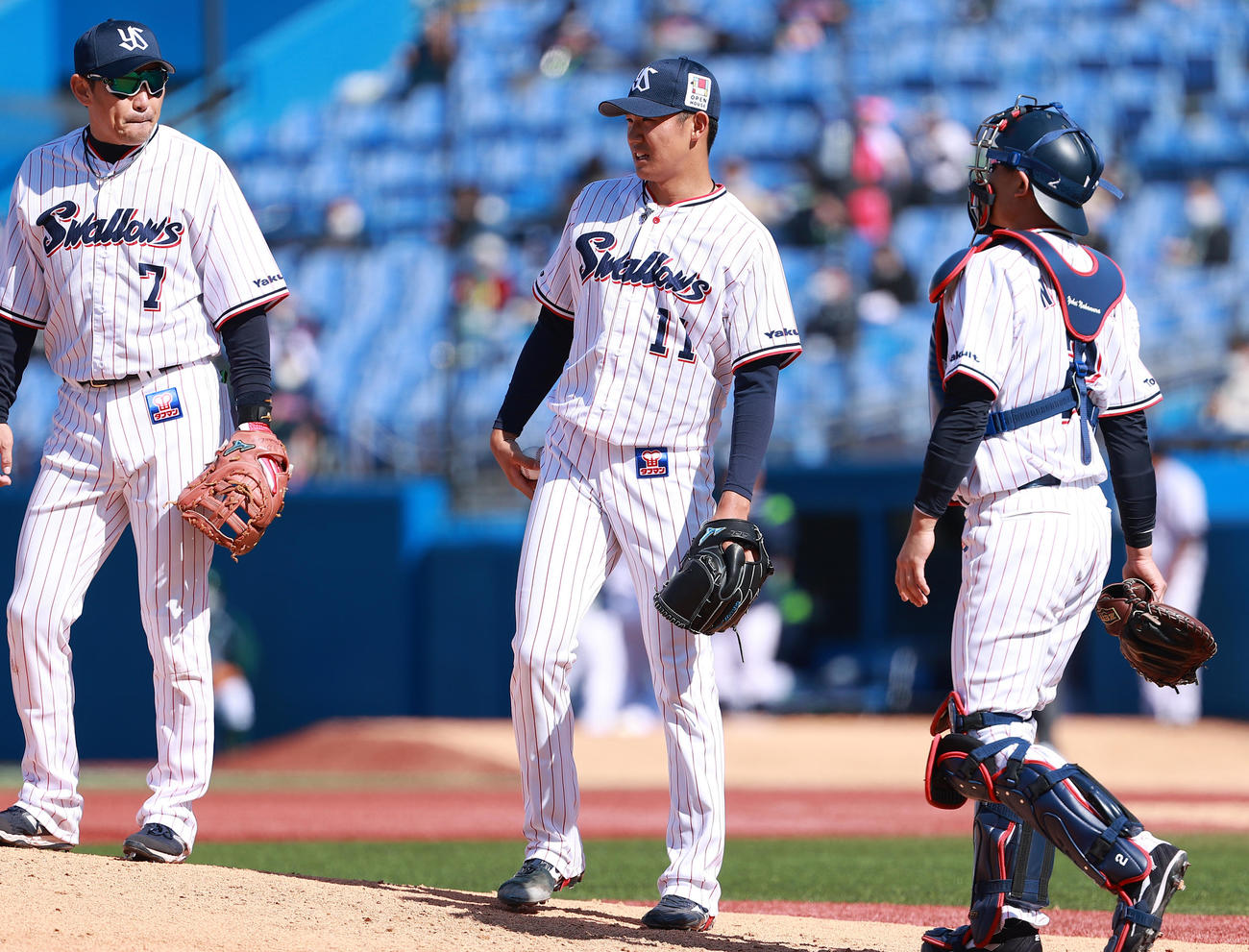 ヤクルト対中日　3回途中で降板したヤクルト奥川（中央）（撮影・中島郁夫）