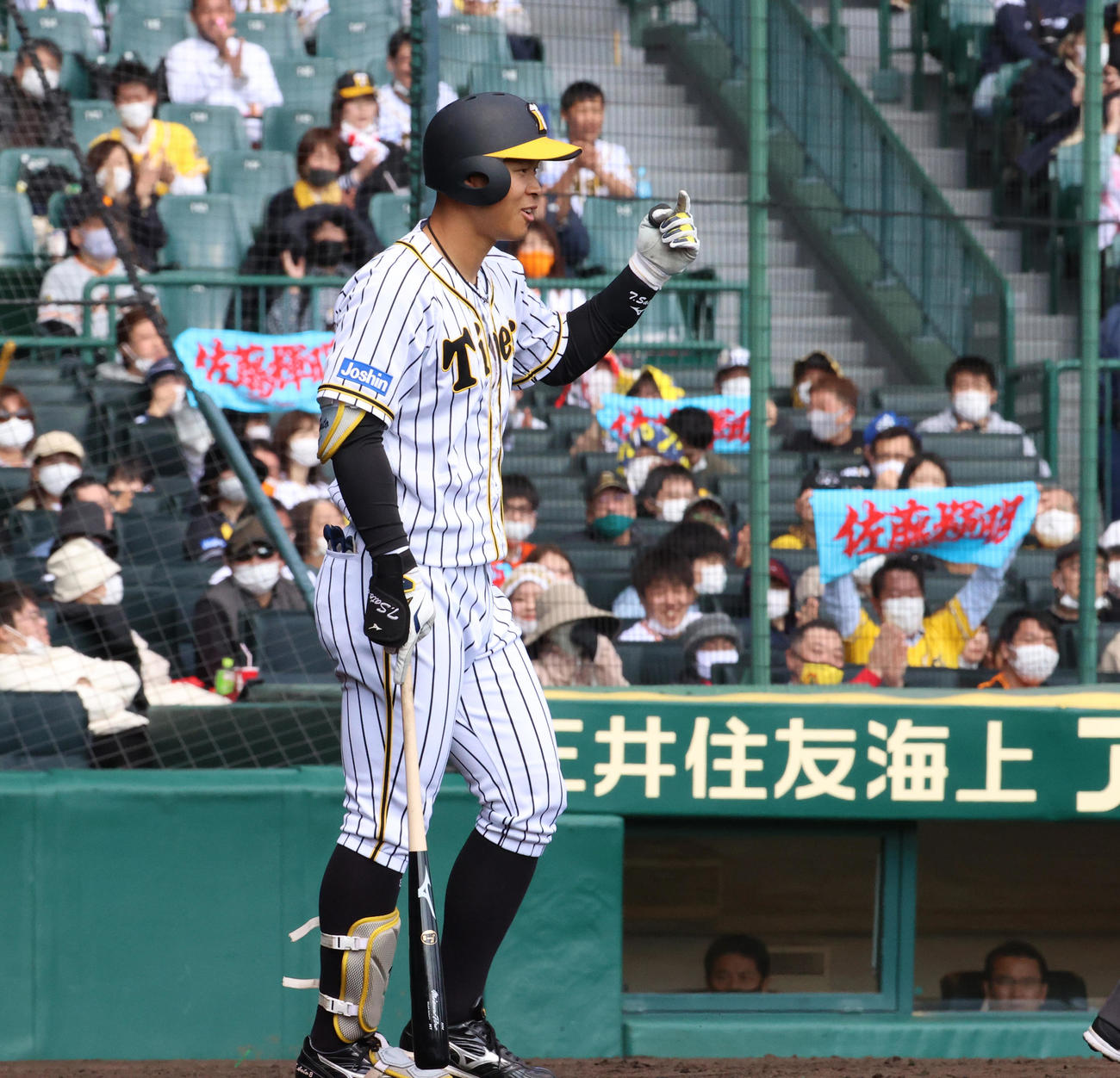 阪神対巨人　4回裏阪神2死、佐藤輝明の左翼ポール際への打球はファウル判定もリプレー検証の結果、本塁打となり佐藤輝もにっこり（撮影・清水貴仁）