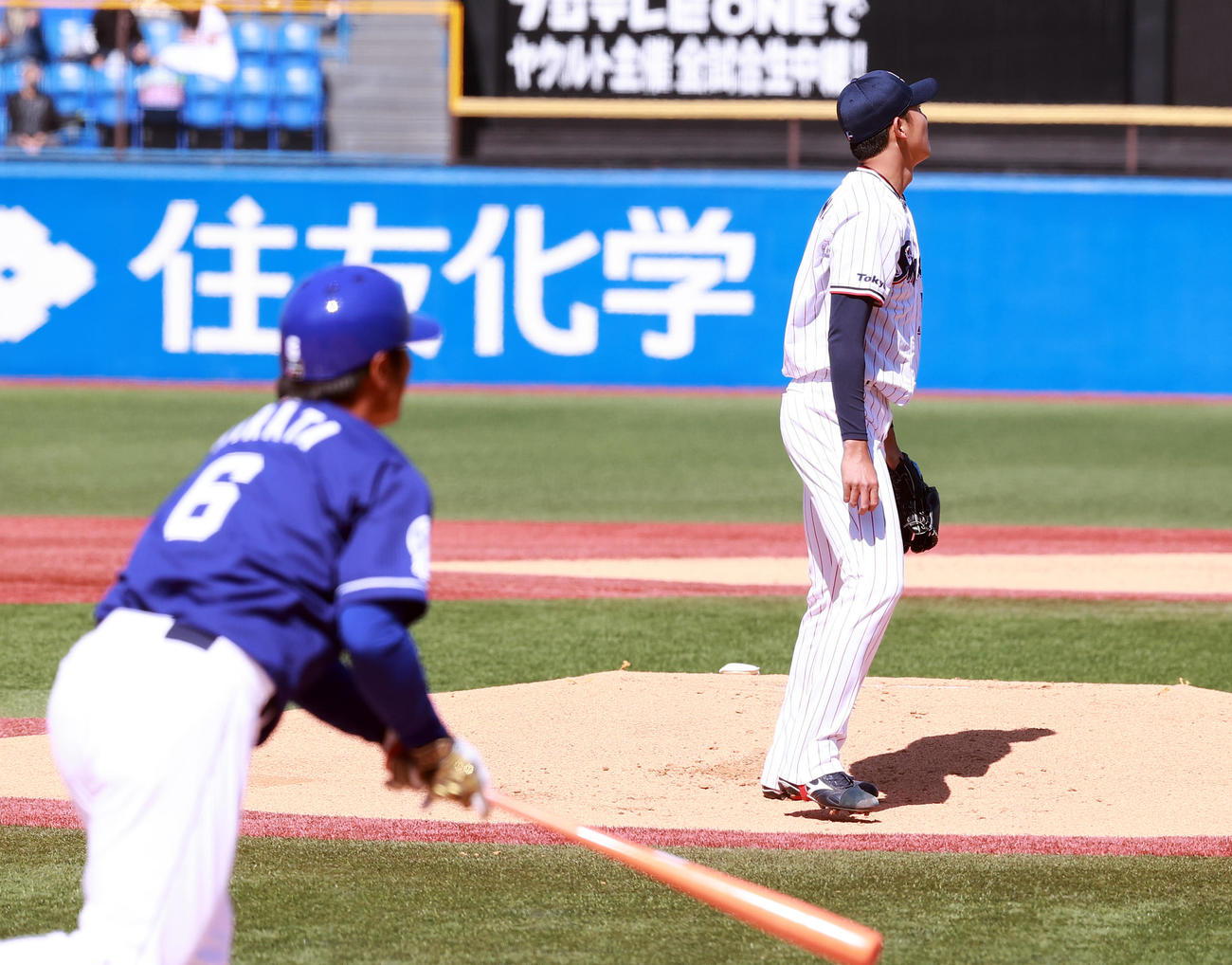 ヤクルト対中日　1回表中日2死二、三塁、平田に右越え3点本塁打を浴び、打球を見つめるヤクルト先発奧川（撮影・浅見桂子）