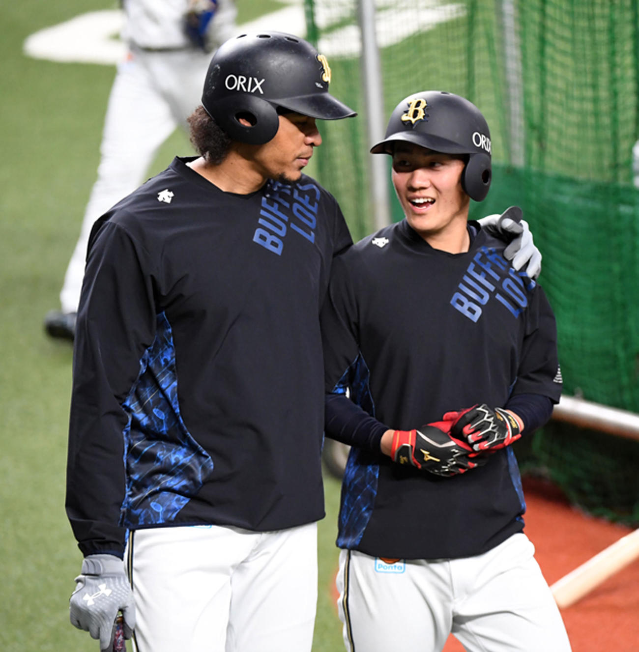 オリックス対西武　1軍の練習に合流、モヤ（左）と笑顔で話すルーキーの元（撮影・前岡正明）