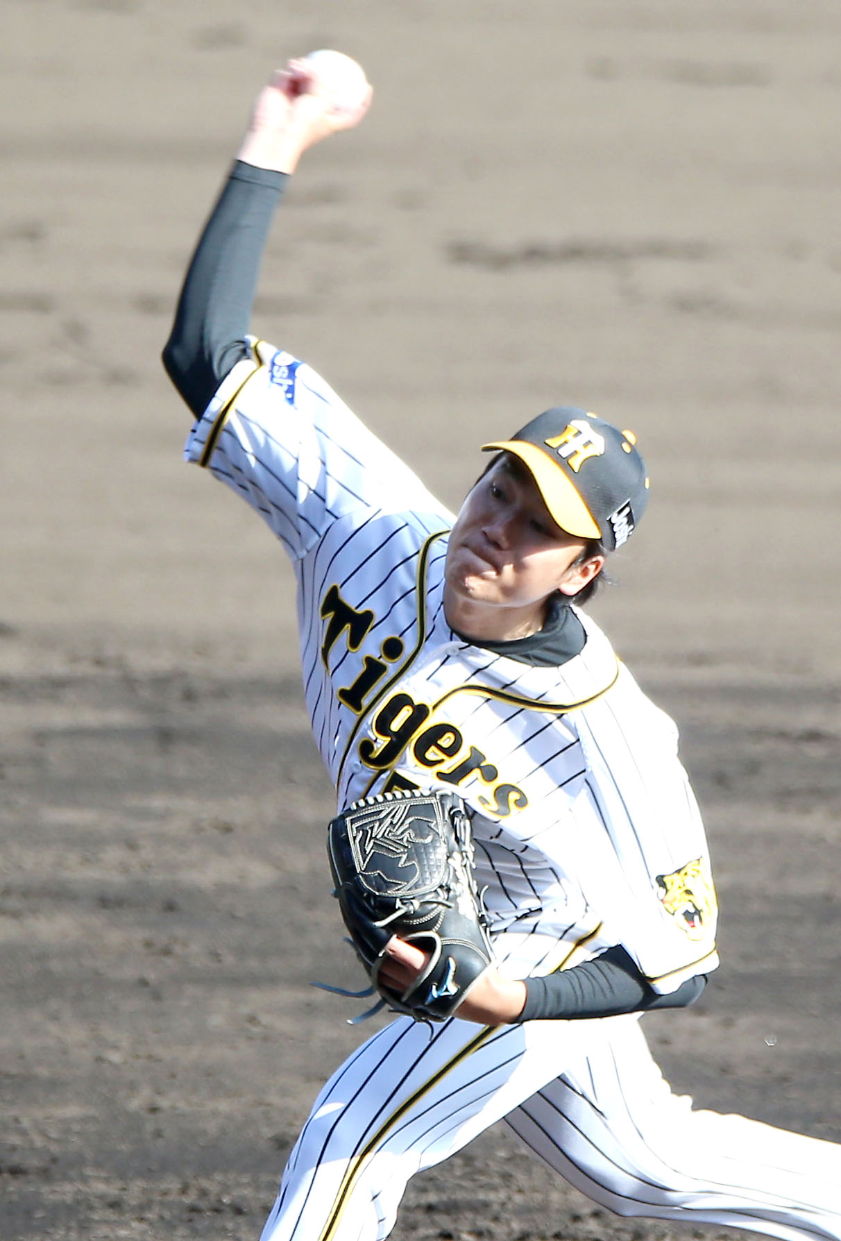 阪神対巨人　8回、阪神3番手で登板の小林（撮影・上山淳一）