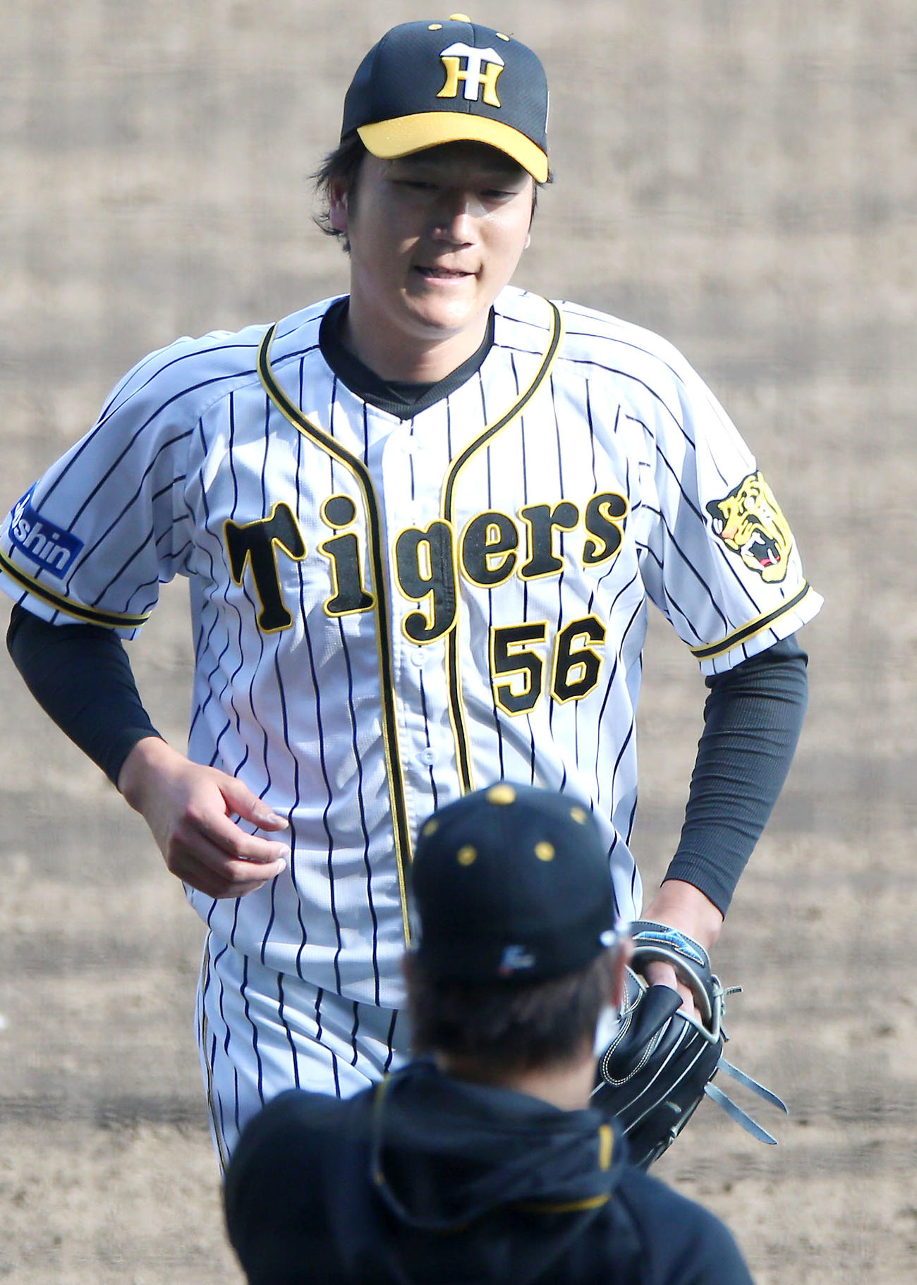 阪神対巨人　8回、阪神3番手で登板の小林は3人で終えベンチへ引き揚げる（撮影・上山淳一）