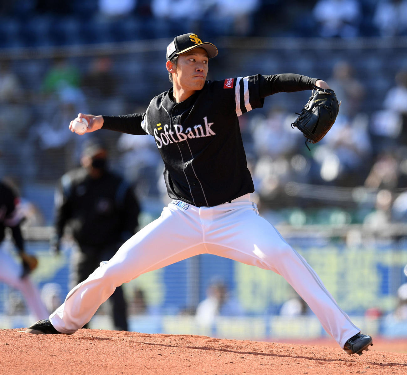 ロッテ対ソフトバンク　8回からマウンドに上がったソフトバンクの岩崎（撮影・たえ見朱実）