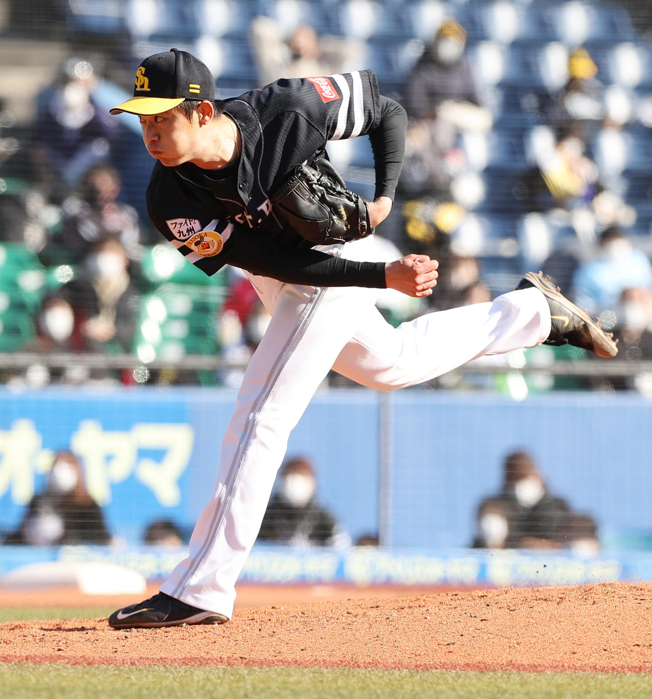 ロッテ対ソフトバンク　8回裏、ソフトバンク3番手で登板し力投する岩崎（撮影・垰建太）