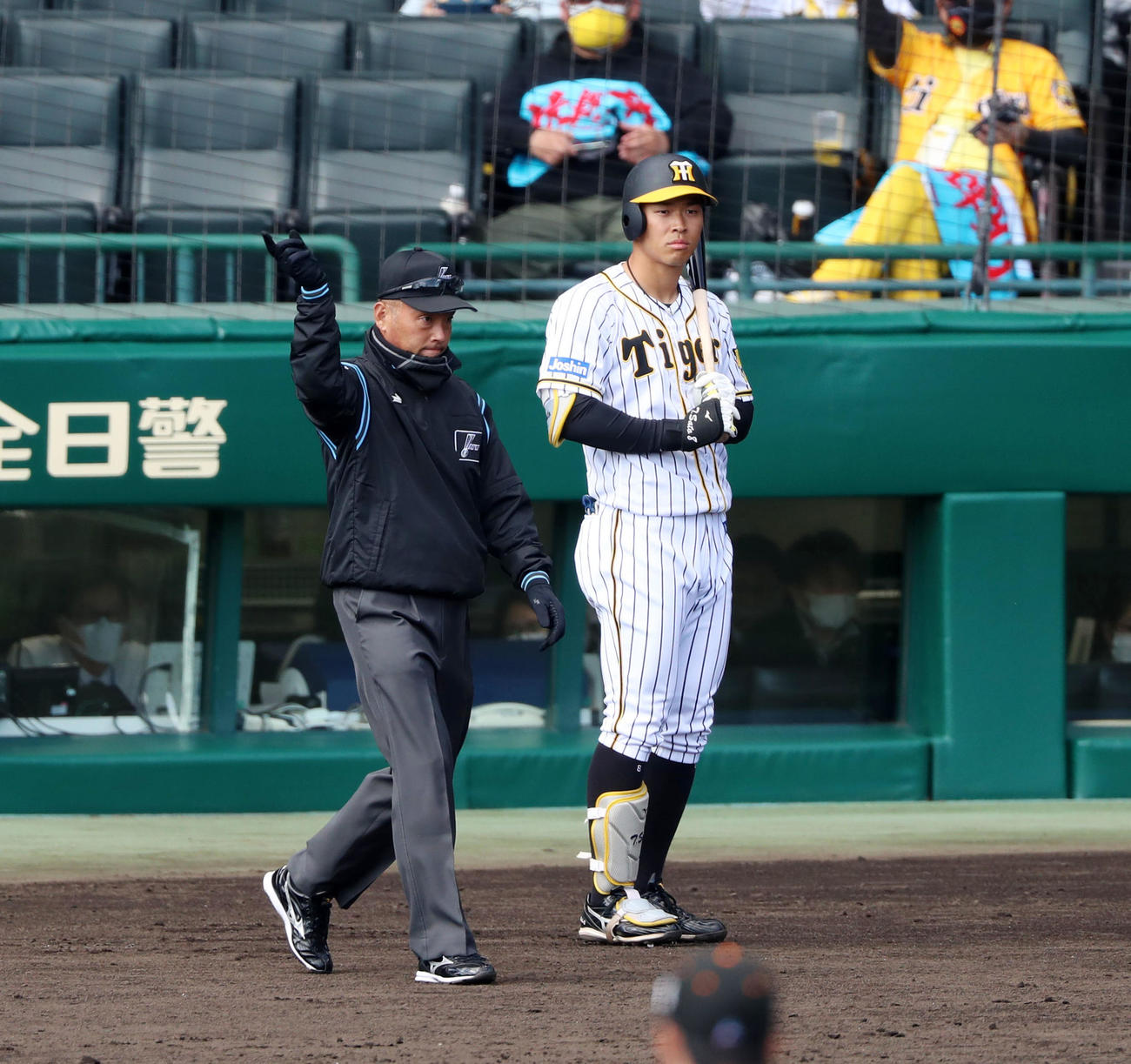 阪神対巨人　4回裏阪神2死、丹波塁審が腕を回し本塁打判定が出た。右は佐藤輝（撮影・加藤哉）