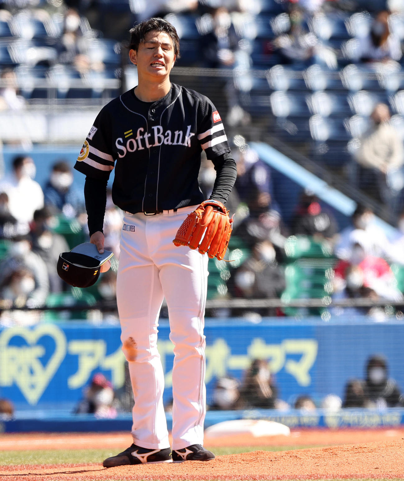 ロッテ対ソフトバンク　2回裏ロッテ2死二塁、安田に死球を当て悔しげな高橋礼（撮影・垰建太）