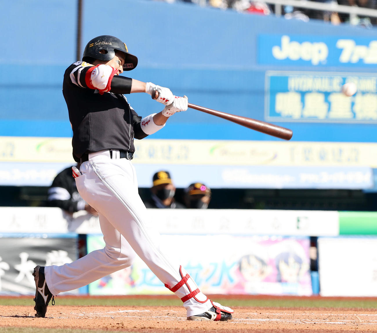 ロッテ対ソフトバンク　7回表ソフトバンク2死二塁、先制の右越え2点本塁打を放つ栗原（撮影・垰建太）
