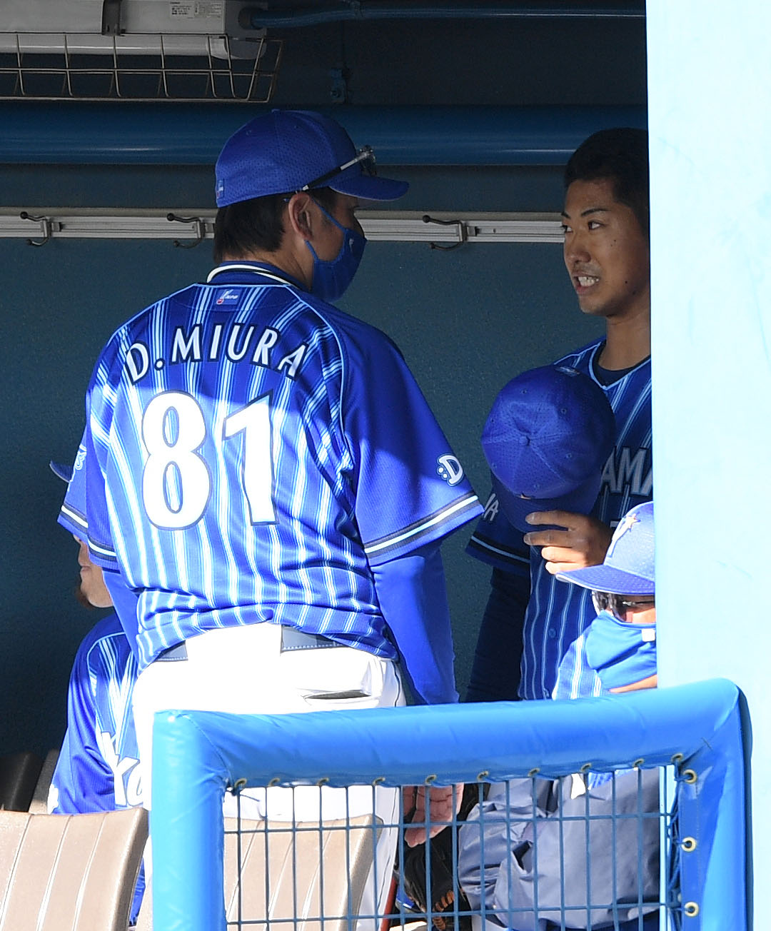 楽天対DeNA 6回裏を無失点に抑えたDeNA池谷（右）に声をかける三浦監督（撮影・横山健太）