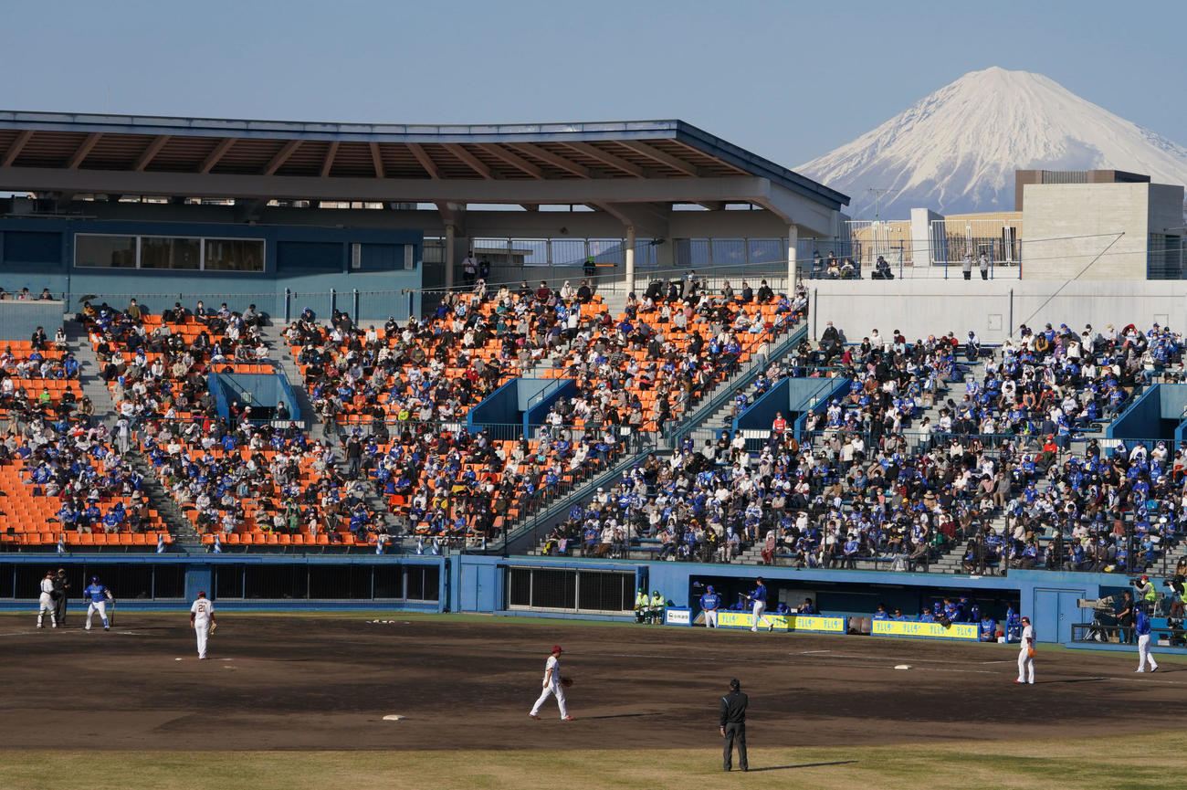 楽天対DeNA 9回表、富士山を背にマウンドへ登る楽天早川（撮影・横山健太）