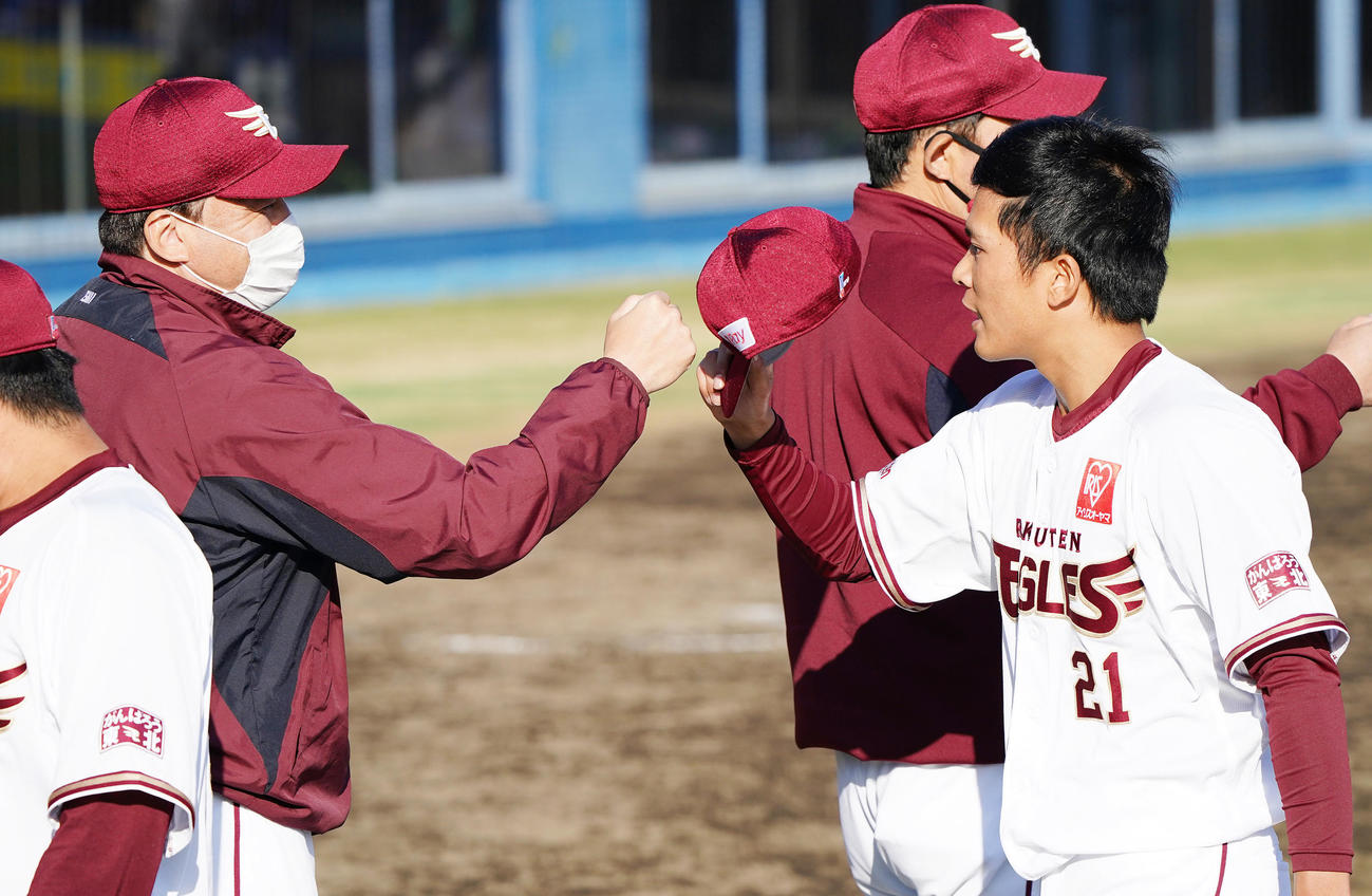 DeNAとのオープン戦で4回を投げ1安打無失点の楽天早川は、石井GМ兼監督（左）にタッチで迎えらえる（撮影・菅敏）