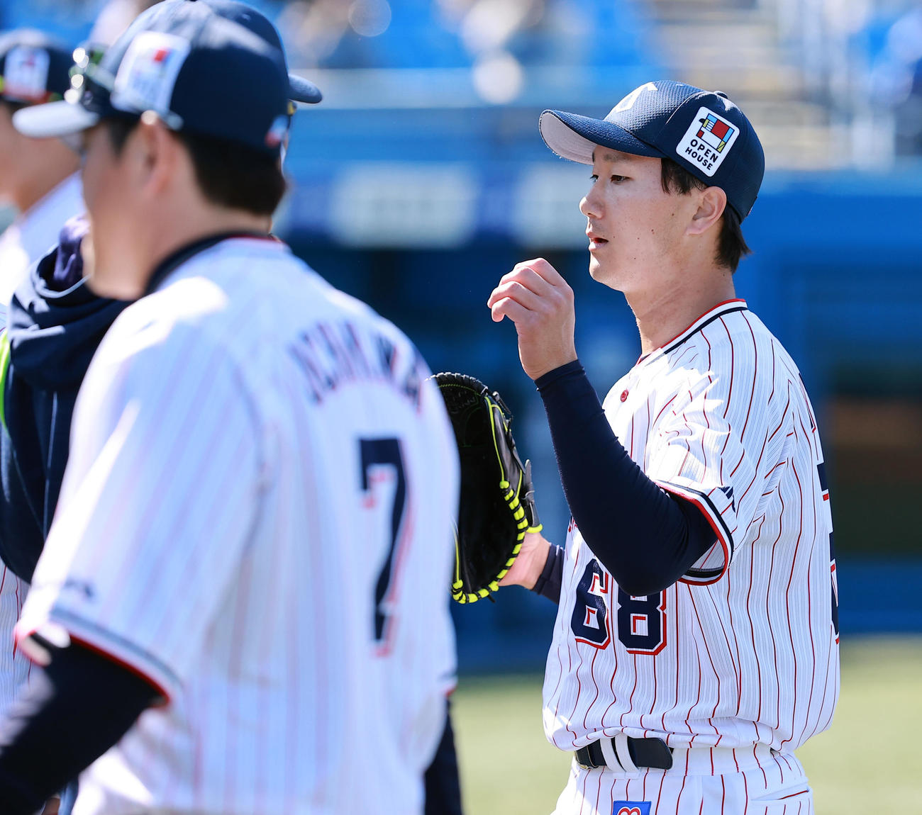 ヤクルト対中日　3回表中日の攻撃を抑えた宮台（右）はナインとグータッチ（撮影・浅見桂子）