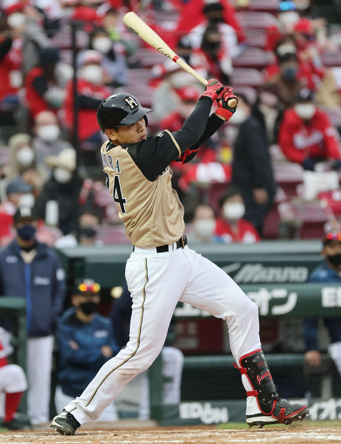 野村は中前適時打を放つ（撮影・加藤孝規）