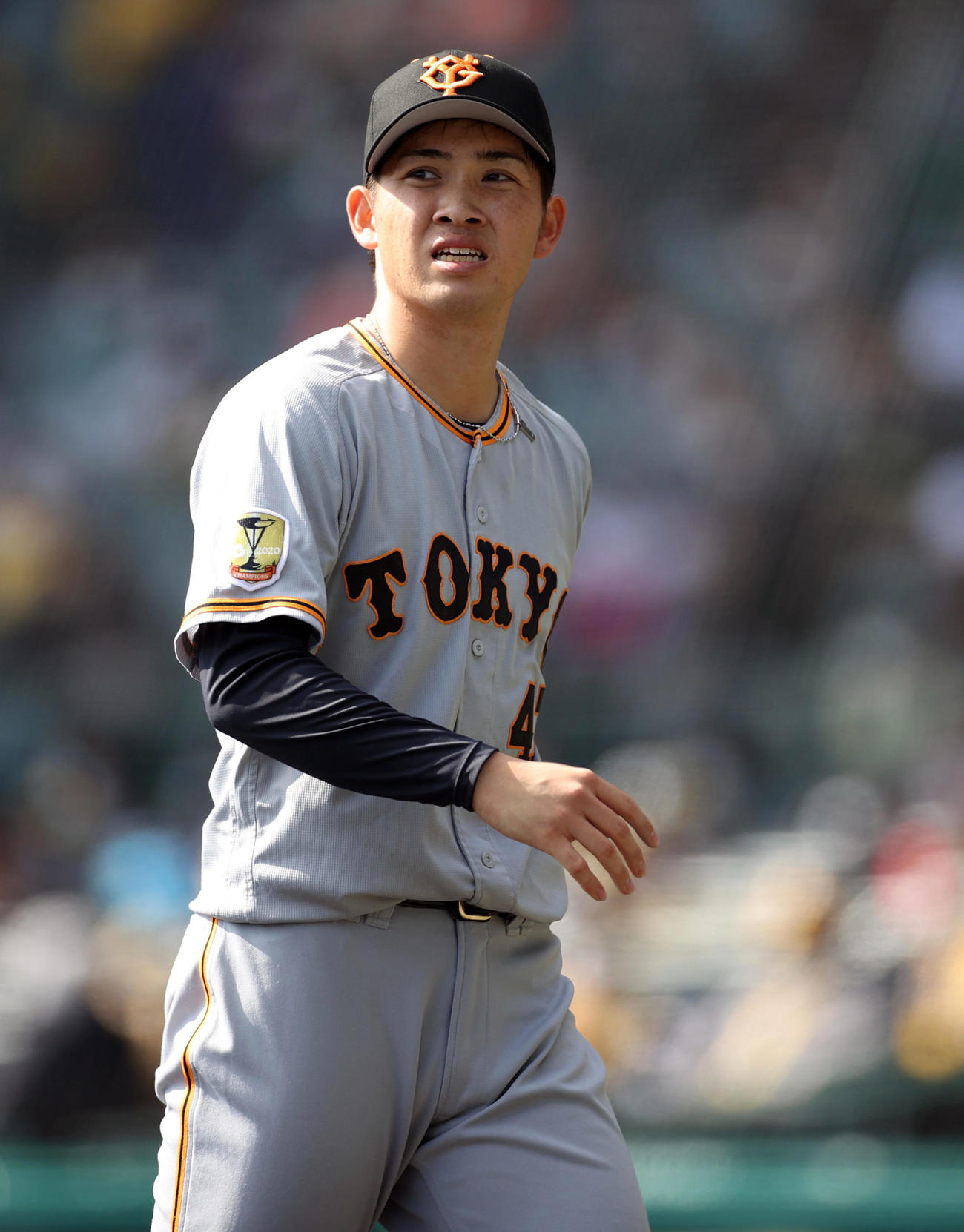 阪神対巨人　4回裏を終え、渋い表情でベンチに引き揚げる高橋（撮影・狩俣裕三）