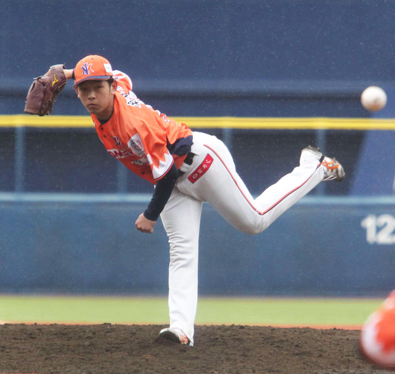4回に3番手で登板した新潟佐藤雄飛は打者3人で切り抜ける（撮影・涌井幹雄）