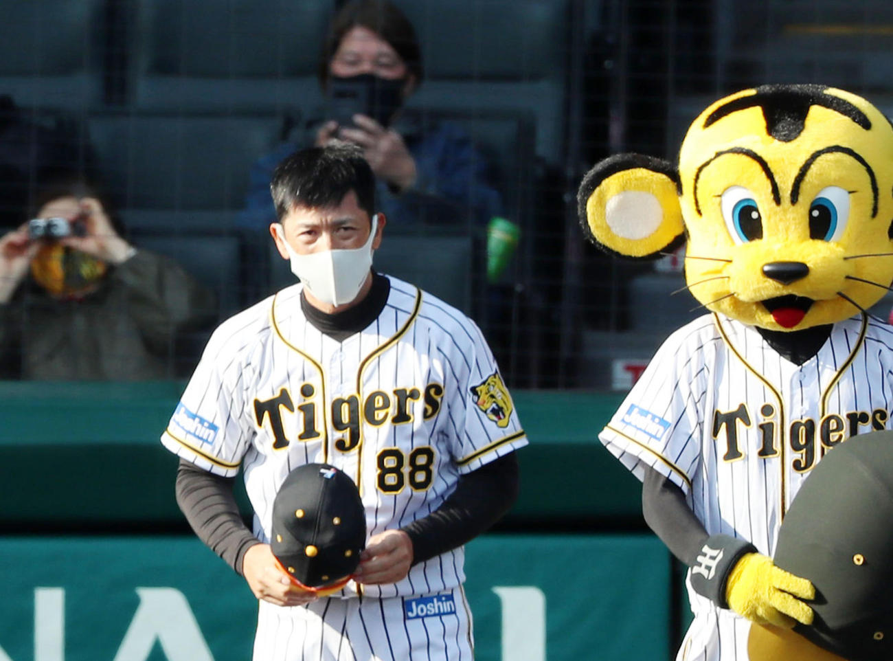 阪神対巨人　今季初のG倒を決めファンに一礼する矢野監督（撮影・加藤哉）