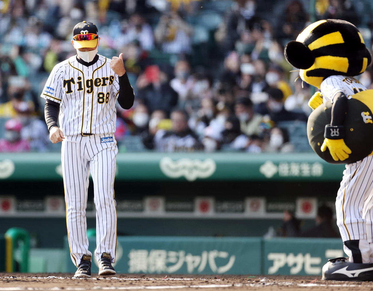 阪神対巨人　試合後、トラッキーにさりげなくサムアップする矢野監督（撮影・狩俣裕三）