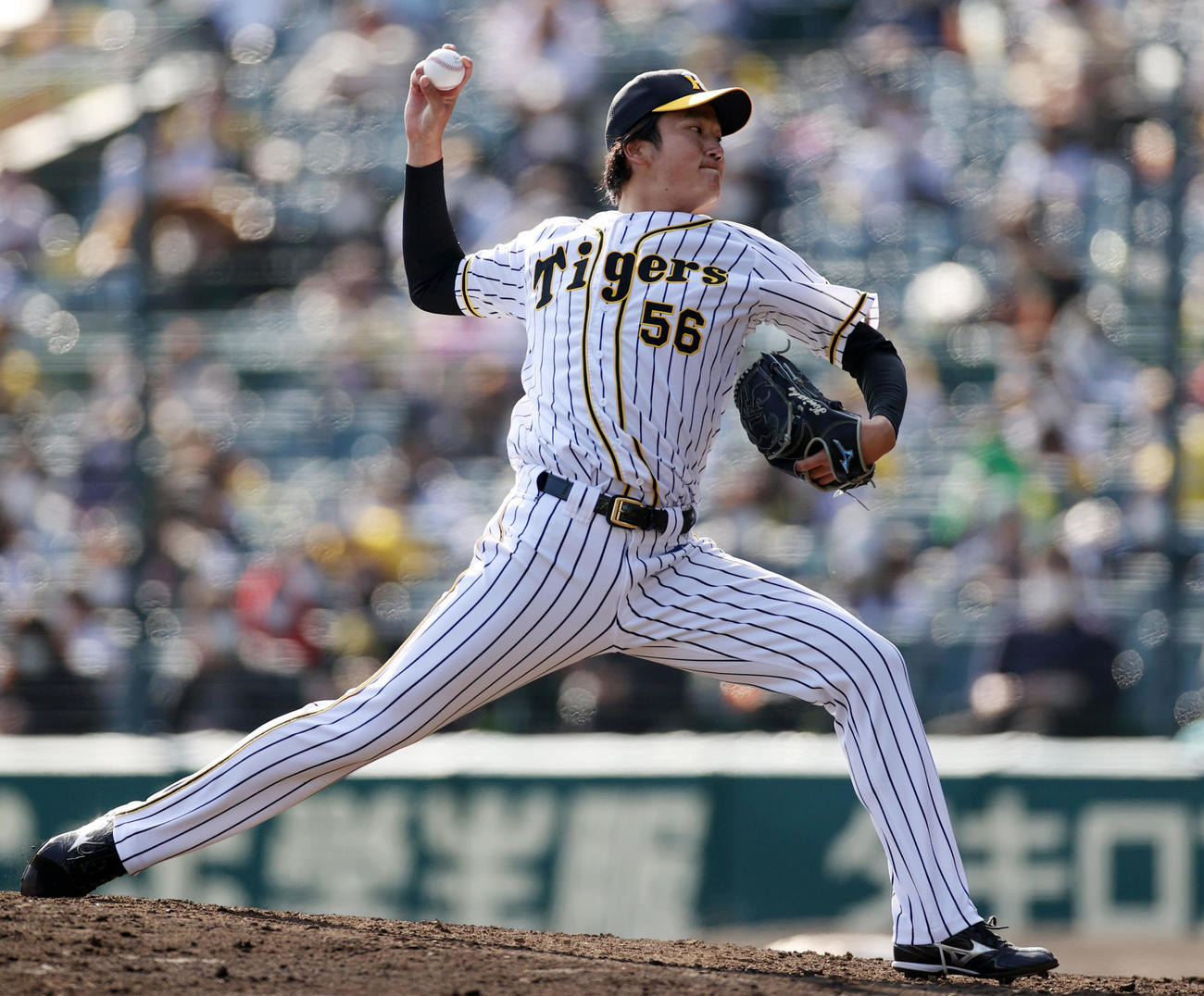 阪神対巨人　8回表から登板する小林（撮影・狩俣裕三）