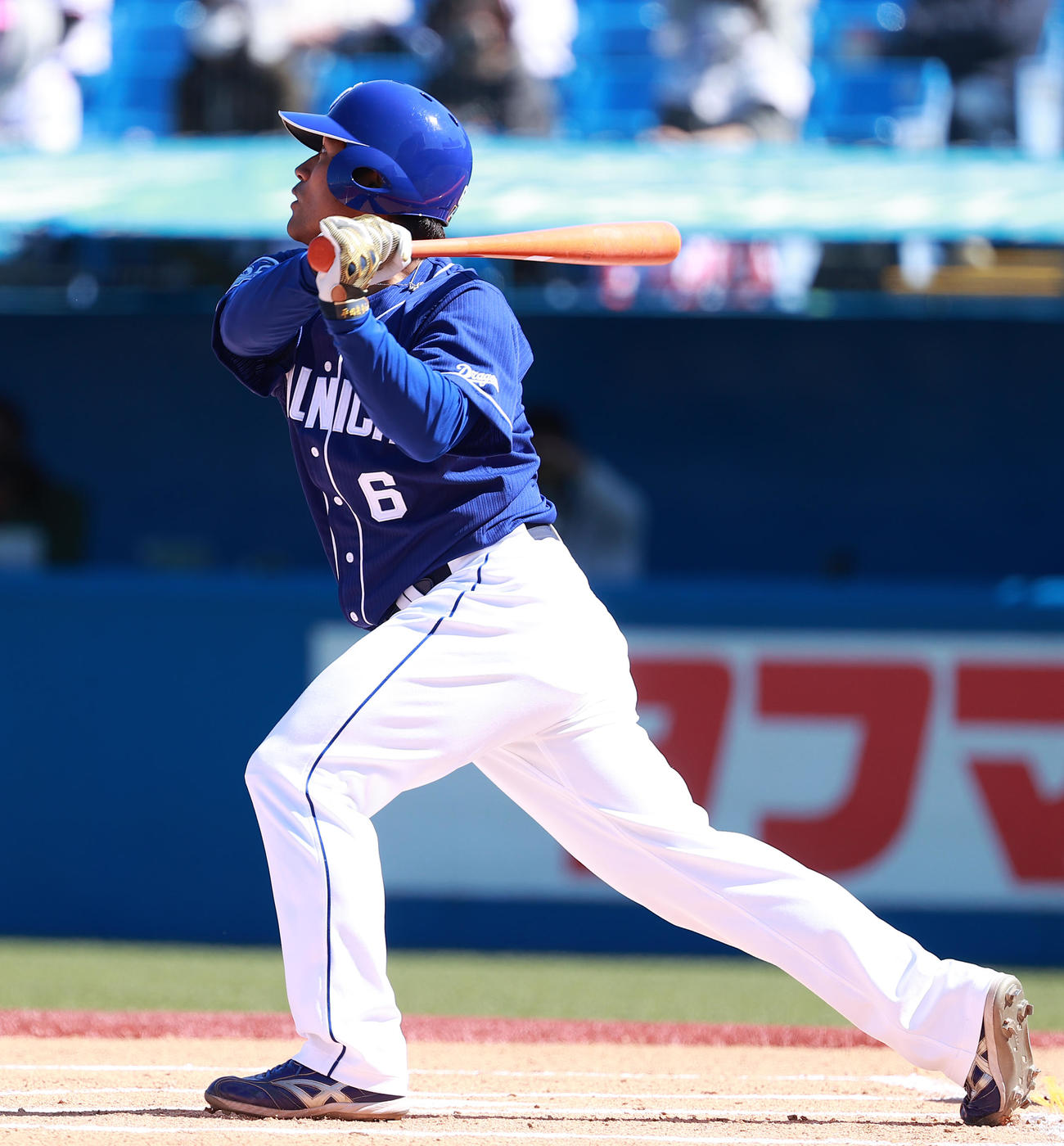 ヤクルト対中日　1回表中日2死二、三塁、先制3点本塁打を放つ平田（撮影・中島郁夫）