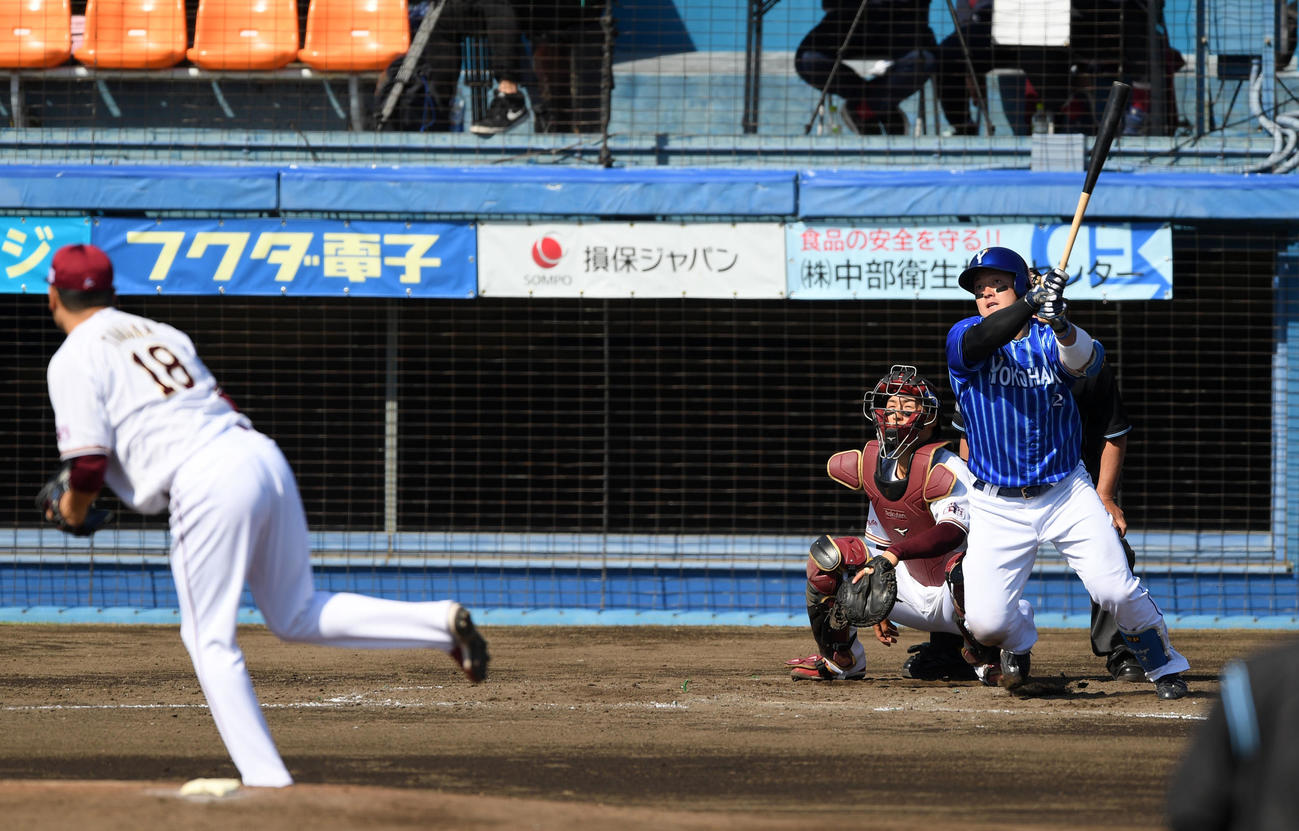 楽天対DeNA 4回表DeNA無死、右中間へ二塁打を放つ牧（撮影・横山健太）