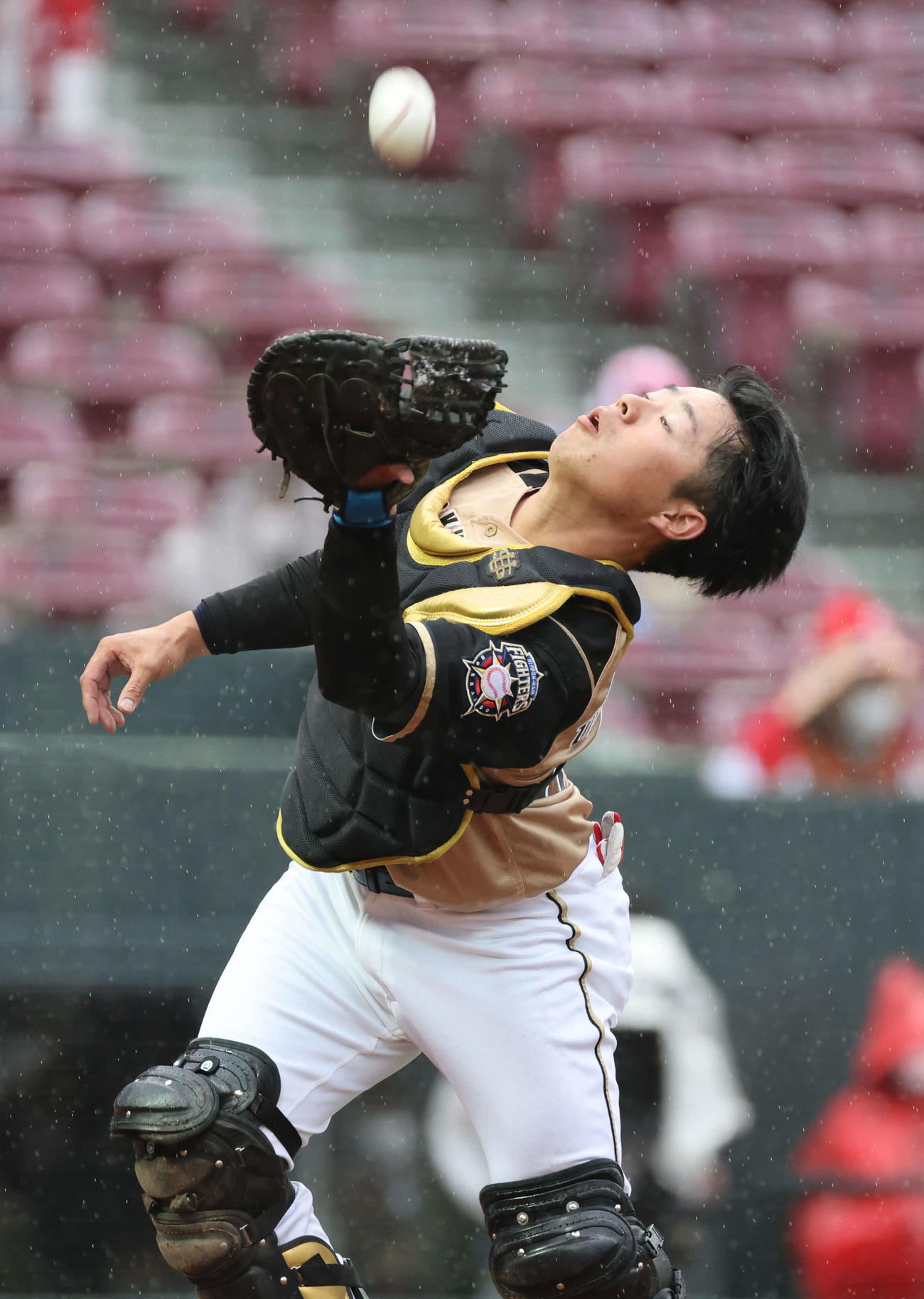 広島対日本ハム　9回裏広島無死、正随の打球を捕る梅林（撮影・加藤孝規）