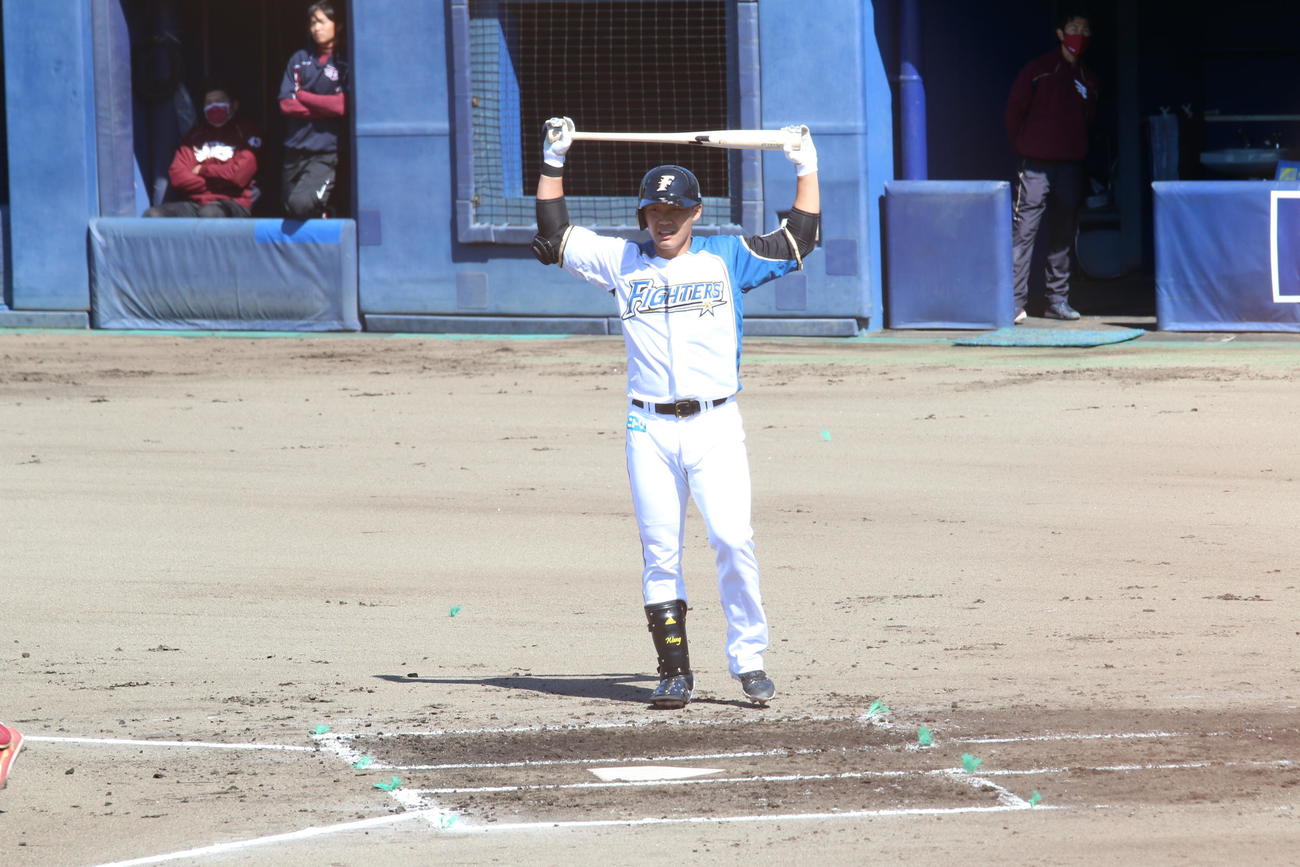 打席に入る前に軽くストレッチする日本ハム王柏融（撮影・田中彩友美）
