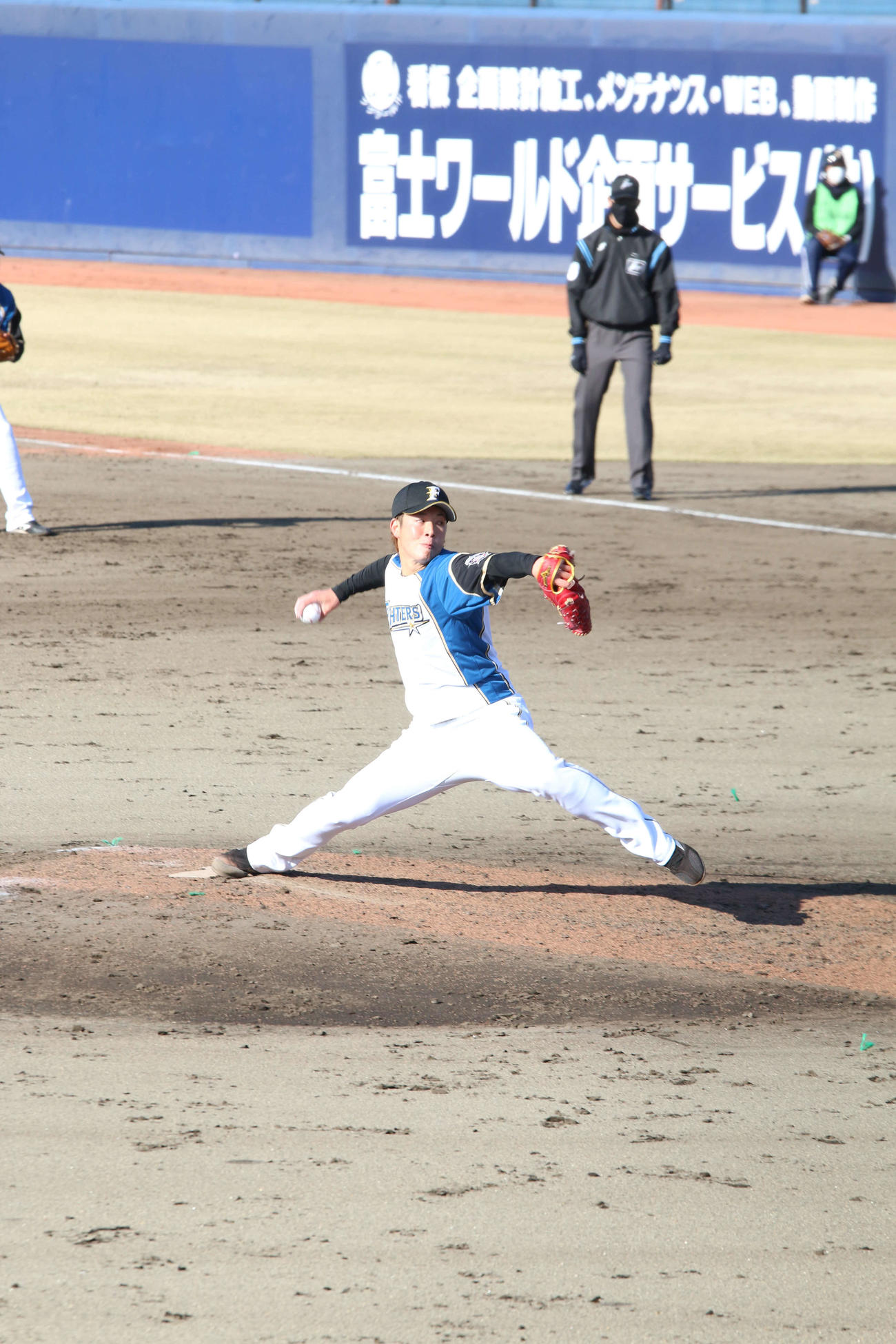 教育リーグ日本ハム楽天　力投する日本ハム吉田（撮影・田中彩友美）