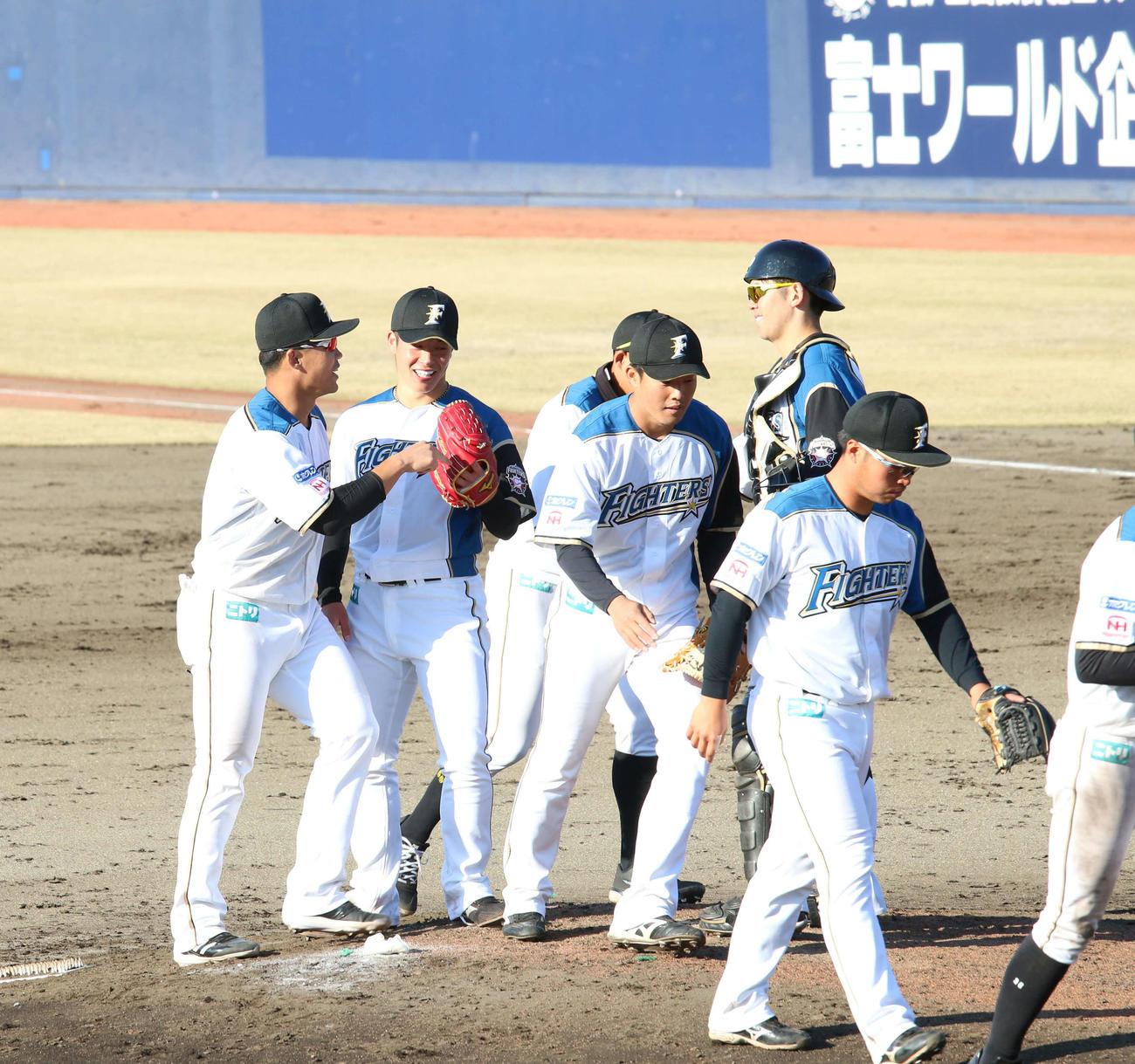 日本ハム吉田（左から2人目）は王柏融（左）と笑顔で話す（撮影・田中彩友美）