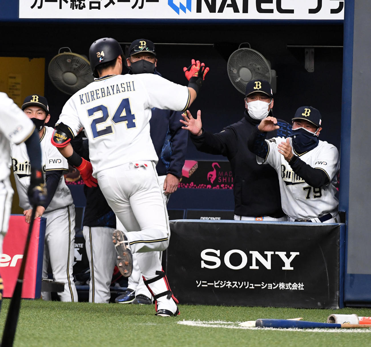 オリックス対西武　7回裏オリックス2死一、二塁、紅林は左中間に3点本塁打を放ち祝福を受ける（撮影・前岡正明）