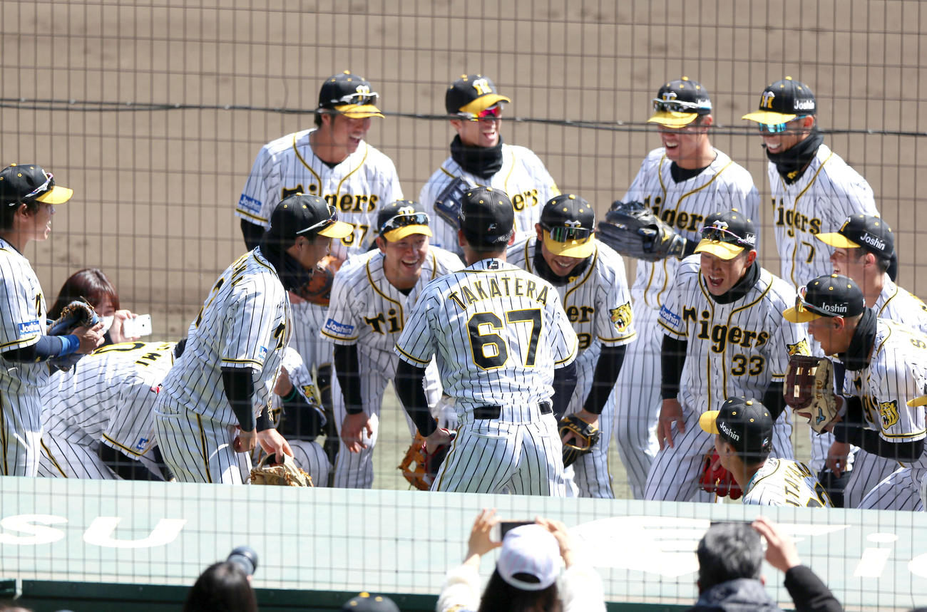 阪神対巨人　試合前、高寺（67）は円陣の中心でかけ声する（撮影・上山淳一）