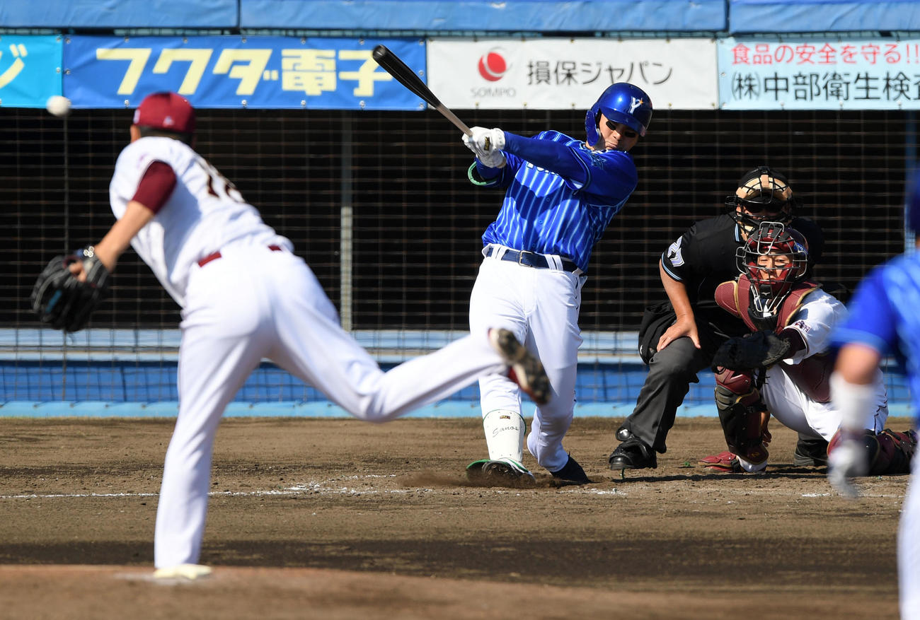 楽天対DeNA 4回表DeNA無死二塁、右前打を放つ佐野（撮影・横山健太）